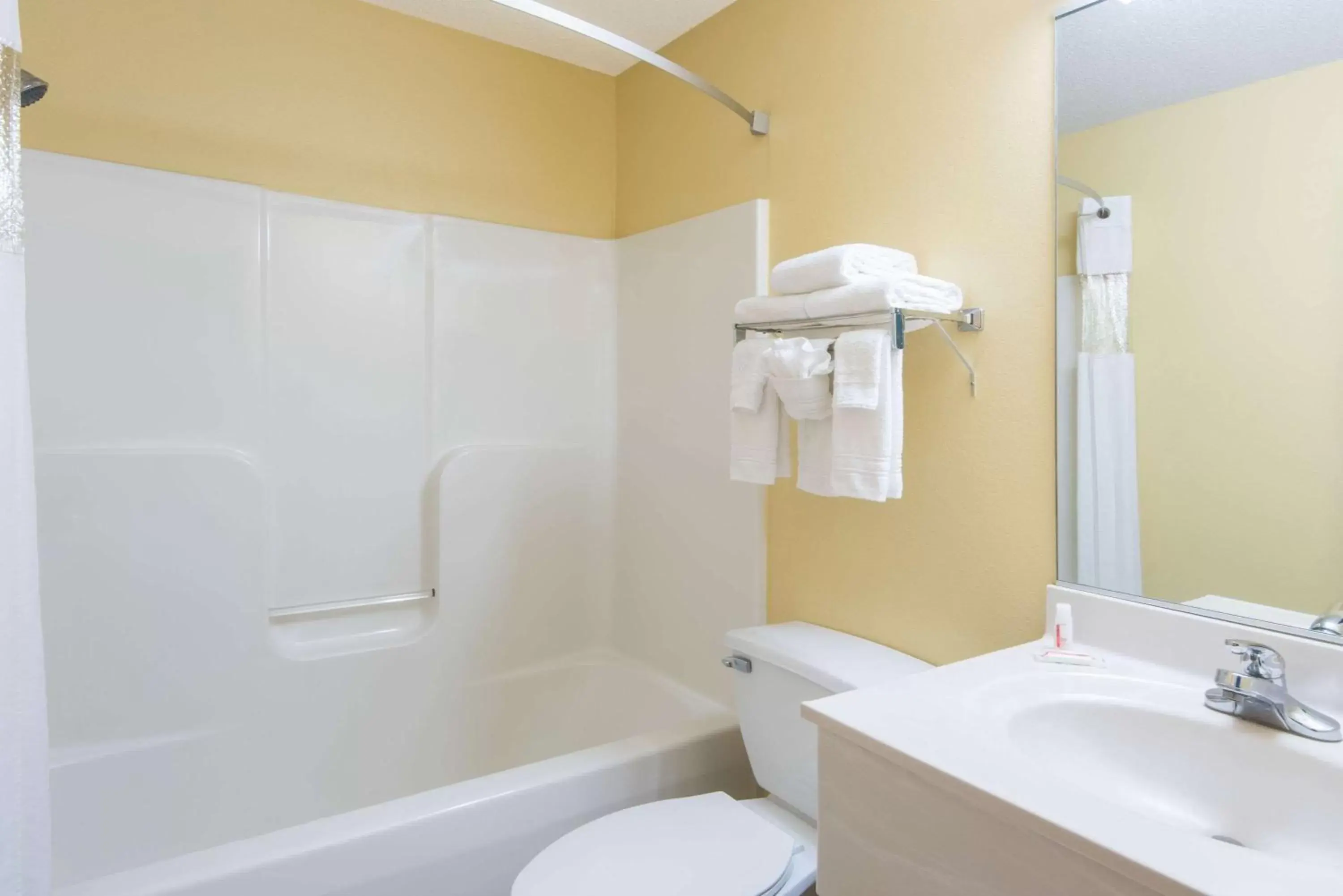 Bathroom in Super 8 by Wyndham Medina Bathroom in Super 8 by Wyndham Medina