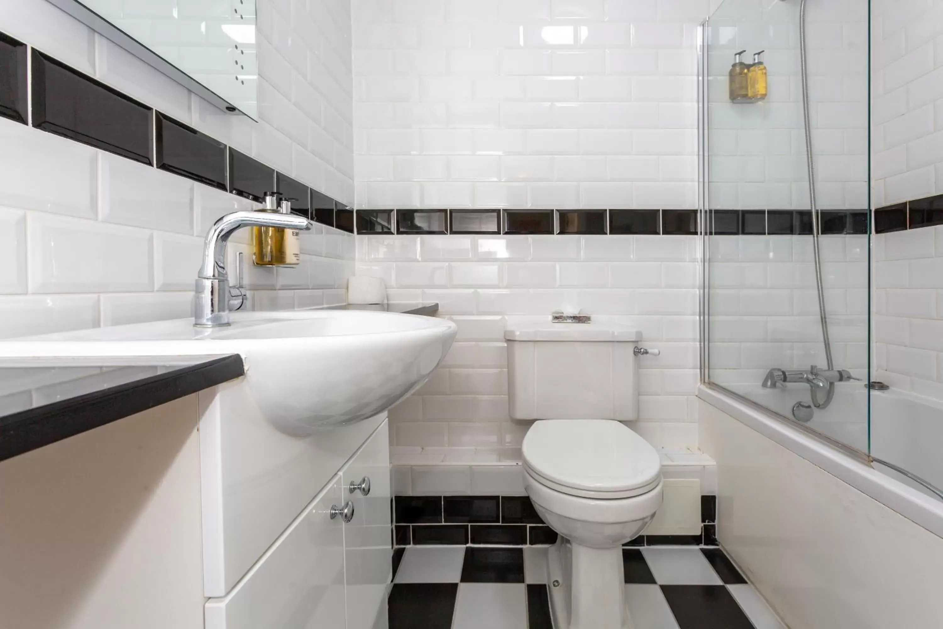 Bathroom in Woodland Manor Hotel