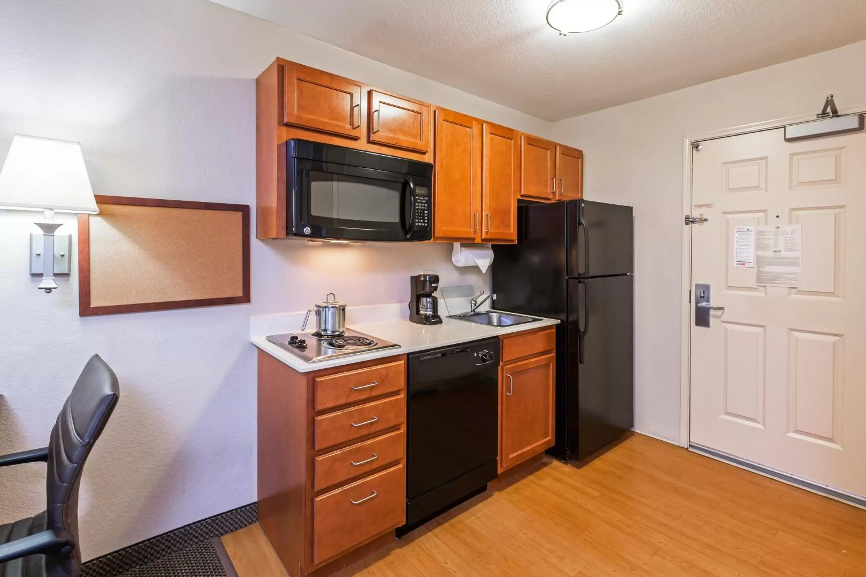 Photo of the whole room, Kitchen/Kitchenette in Candlewood Suites Owasso, an IHG Hotel