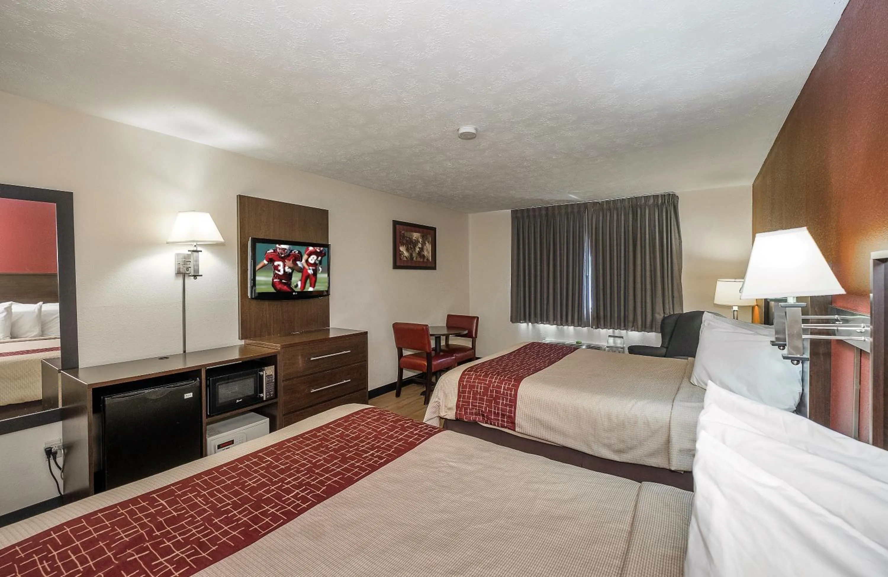 Photo of the whole room, Bed in Red Roof Inn & Suites Hermitage