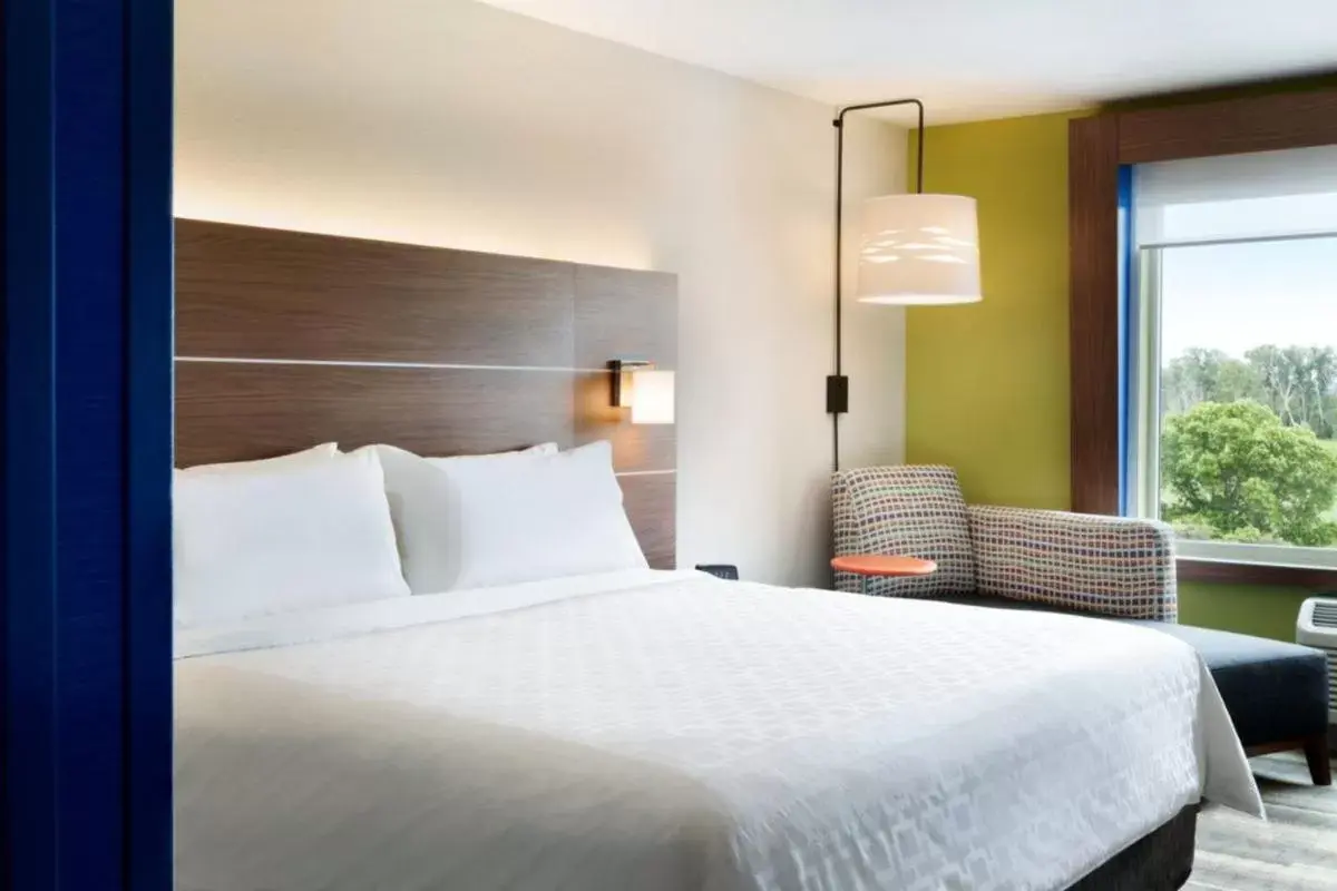 Bed in Holiday Inn Express & Suites Heath - Newark, an IHG Hotel