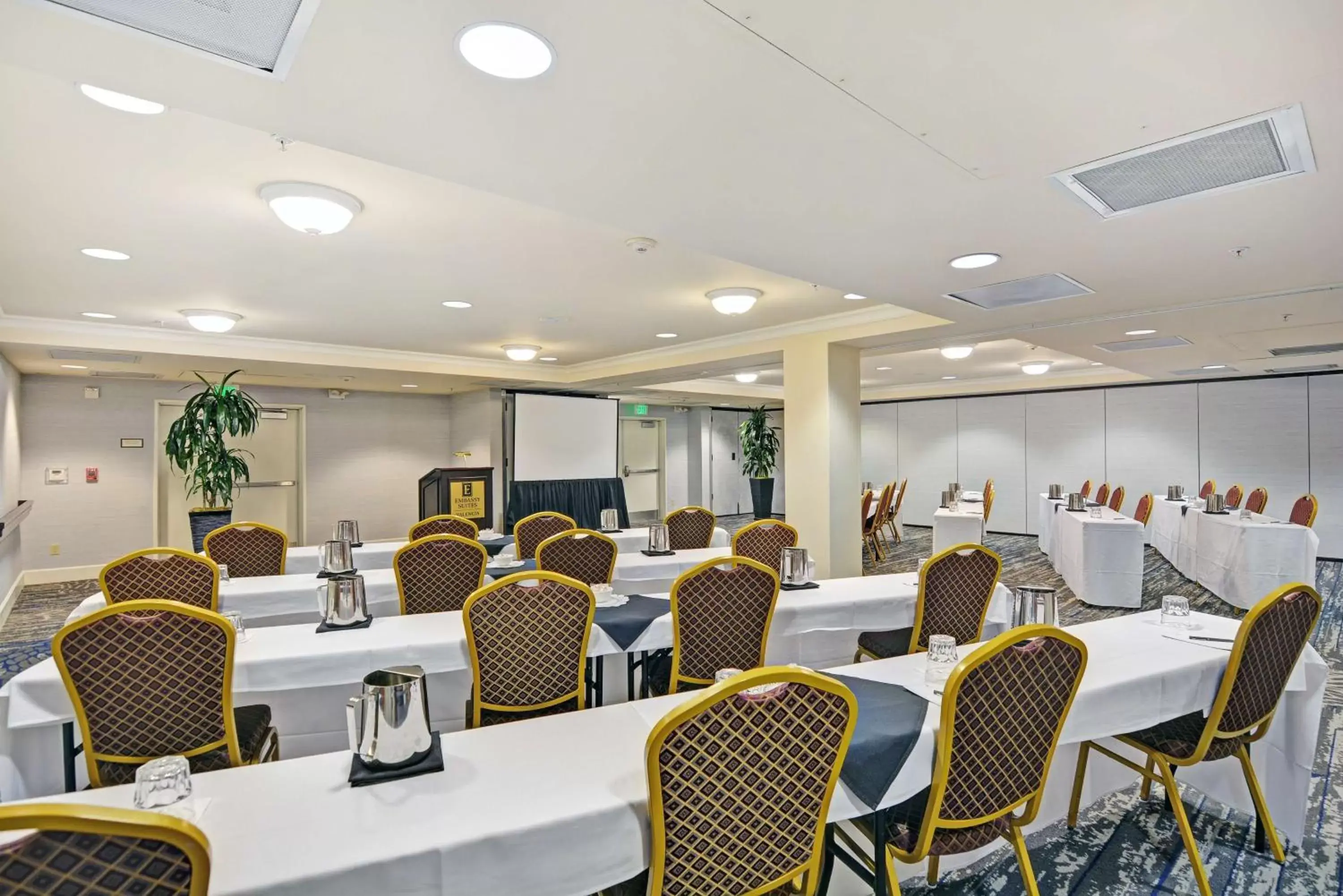 Meeting/conference room, Restaurant/Places to Eat in Embassy Suites Valencia