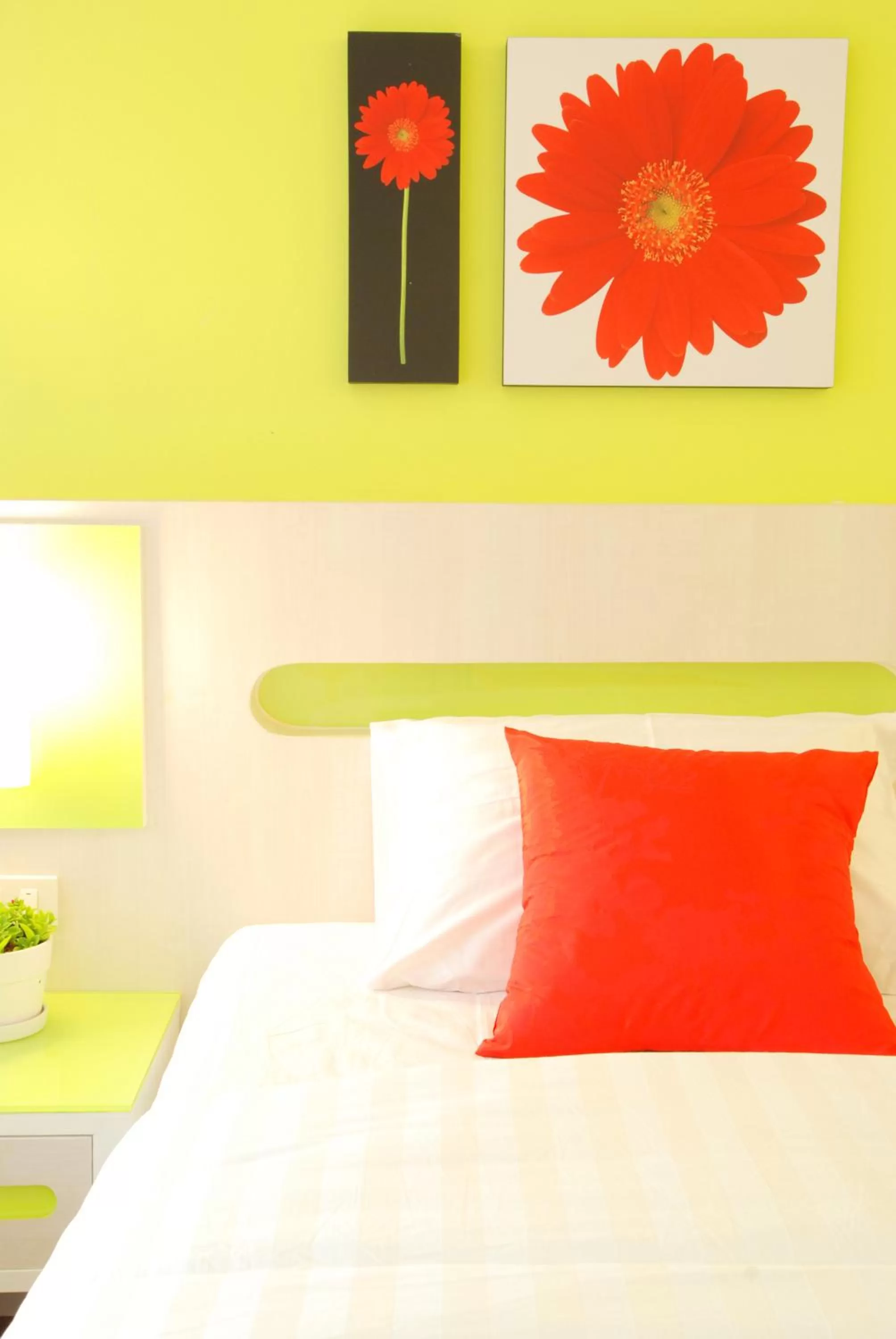 Bed in The Inn Saladaeng