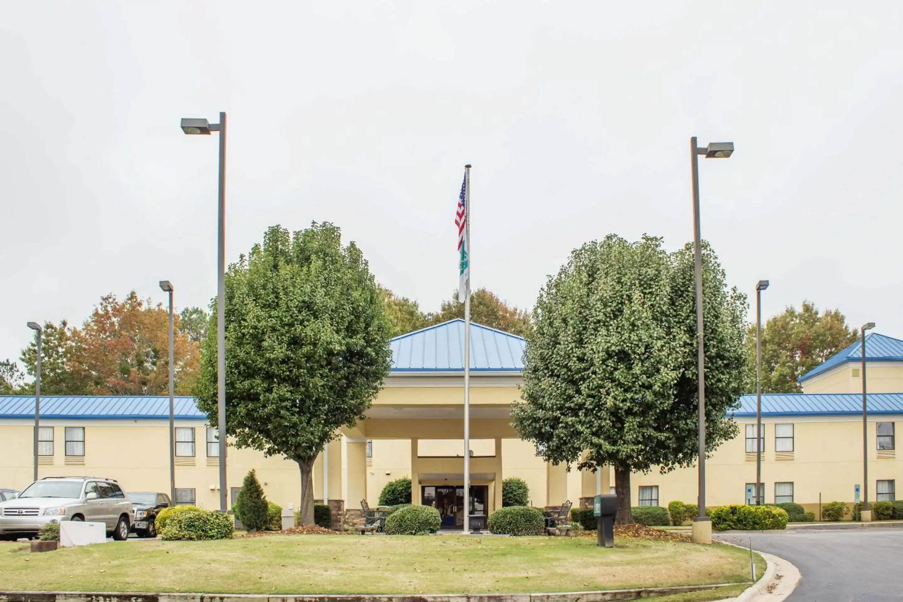 Property Building in Econo Lodge Raleigh near Walnut Creek Amphitheatre