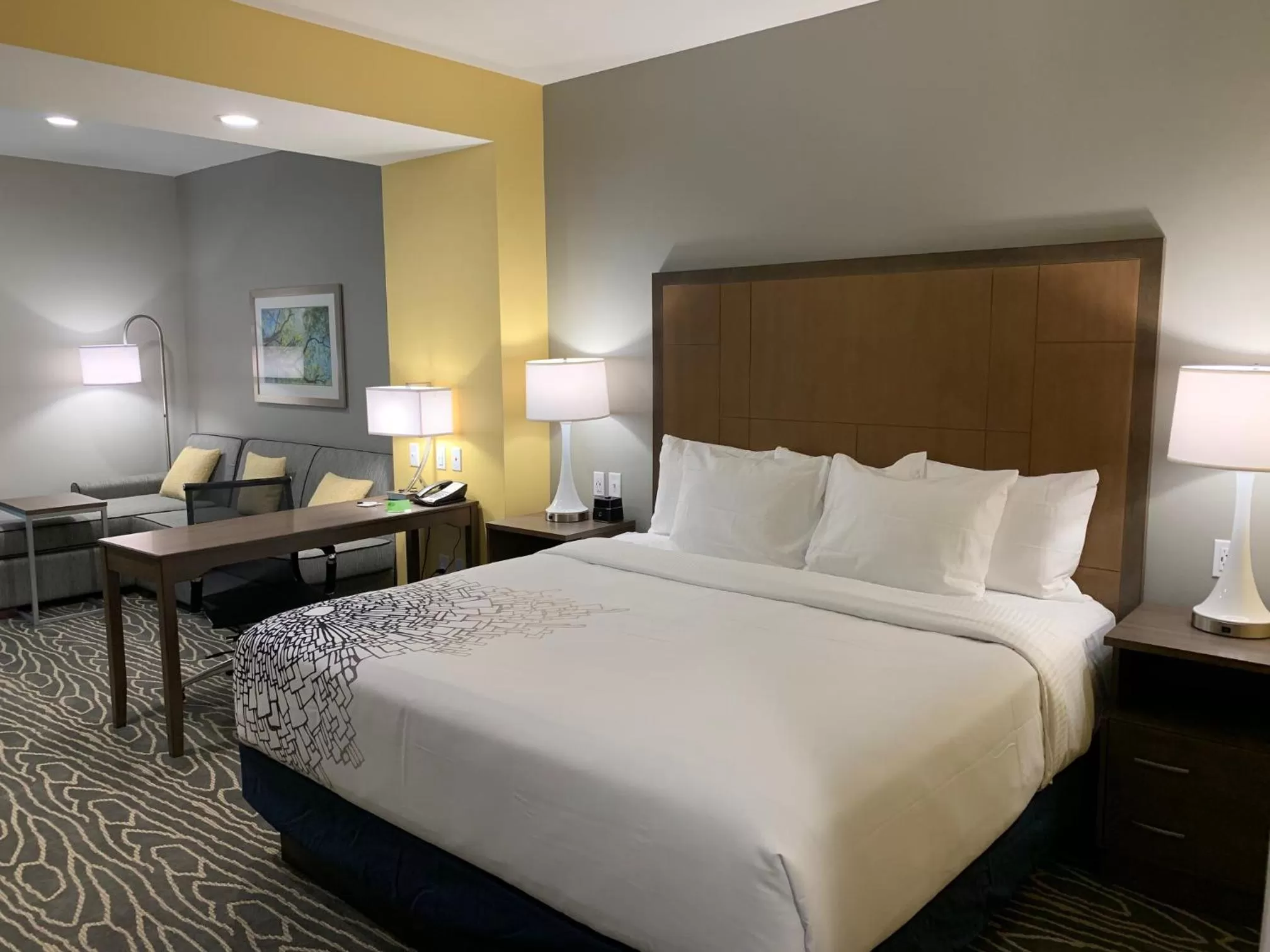 Bed in La Quinta Inn & Suites by Wyndham Tifton