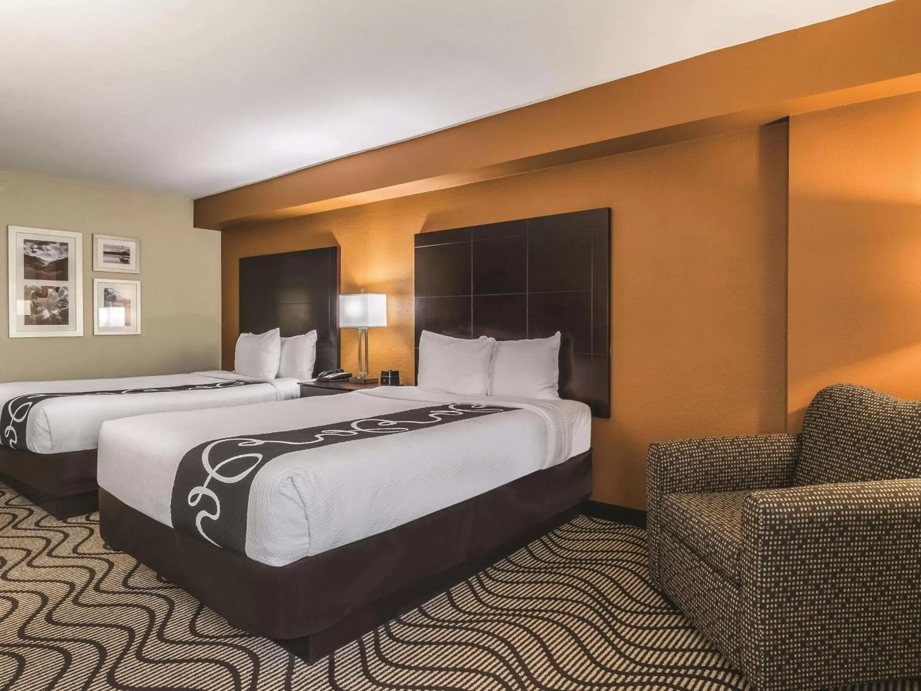 Photo of the whole room, Bed in La Quinta by Wyndham Knoxville Central Papermill