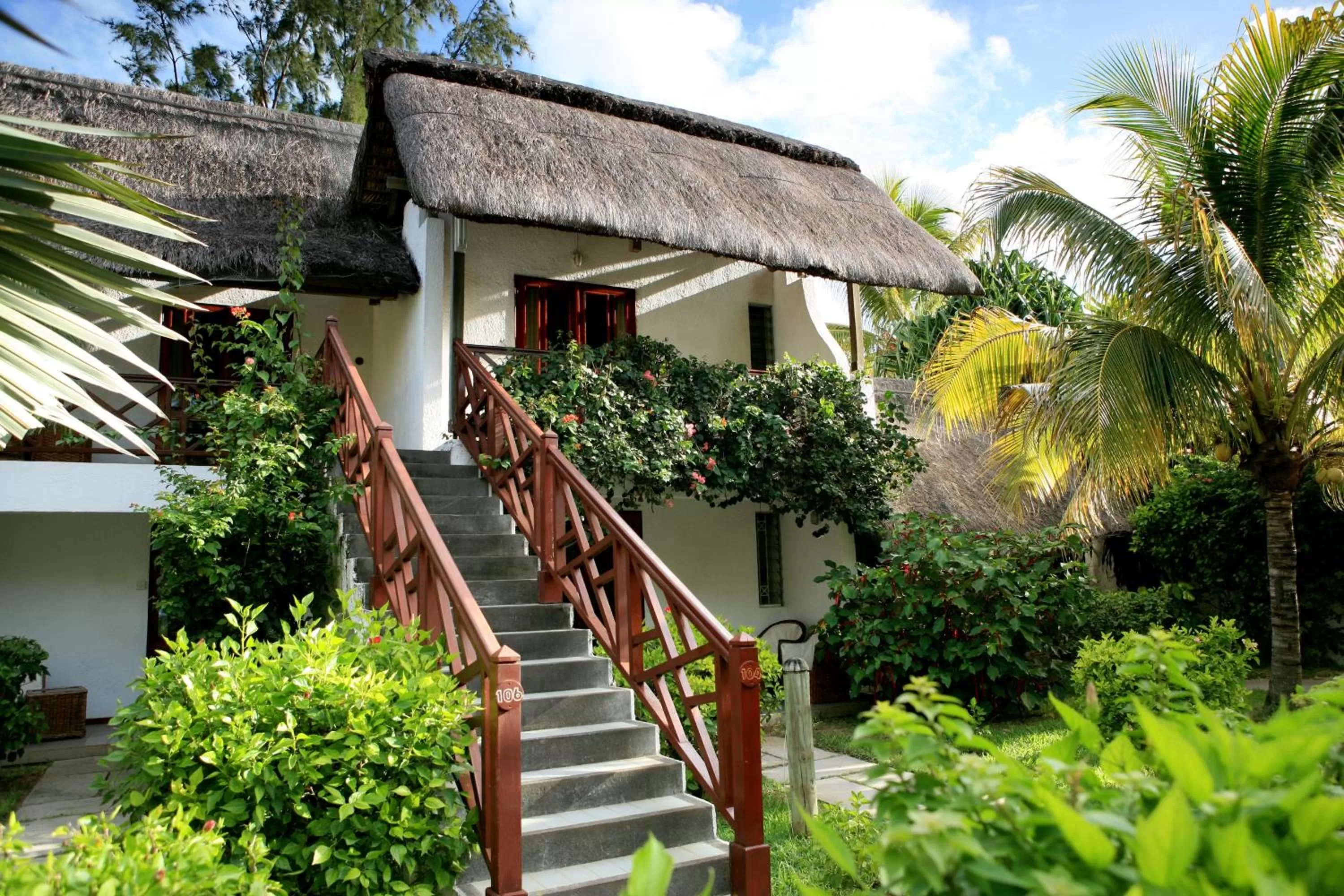 Property building in Coin de Mire Attitude