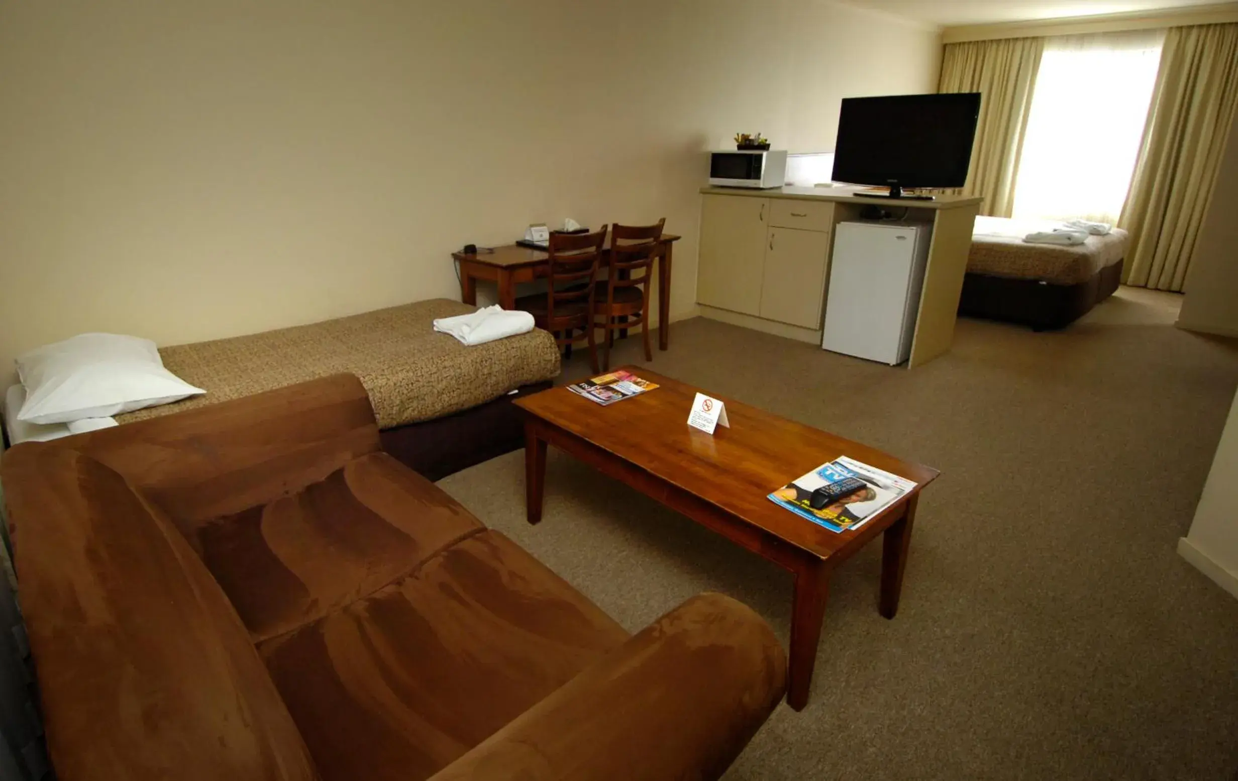 Photo of the whole room, Room Photo in Canberra Parklands Central Apartment Hotel