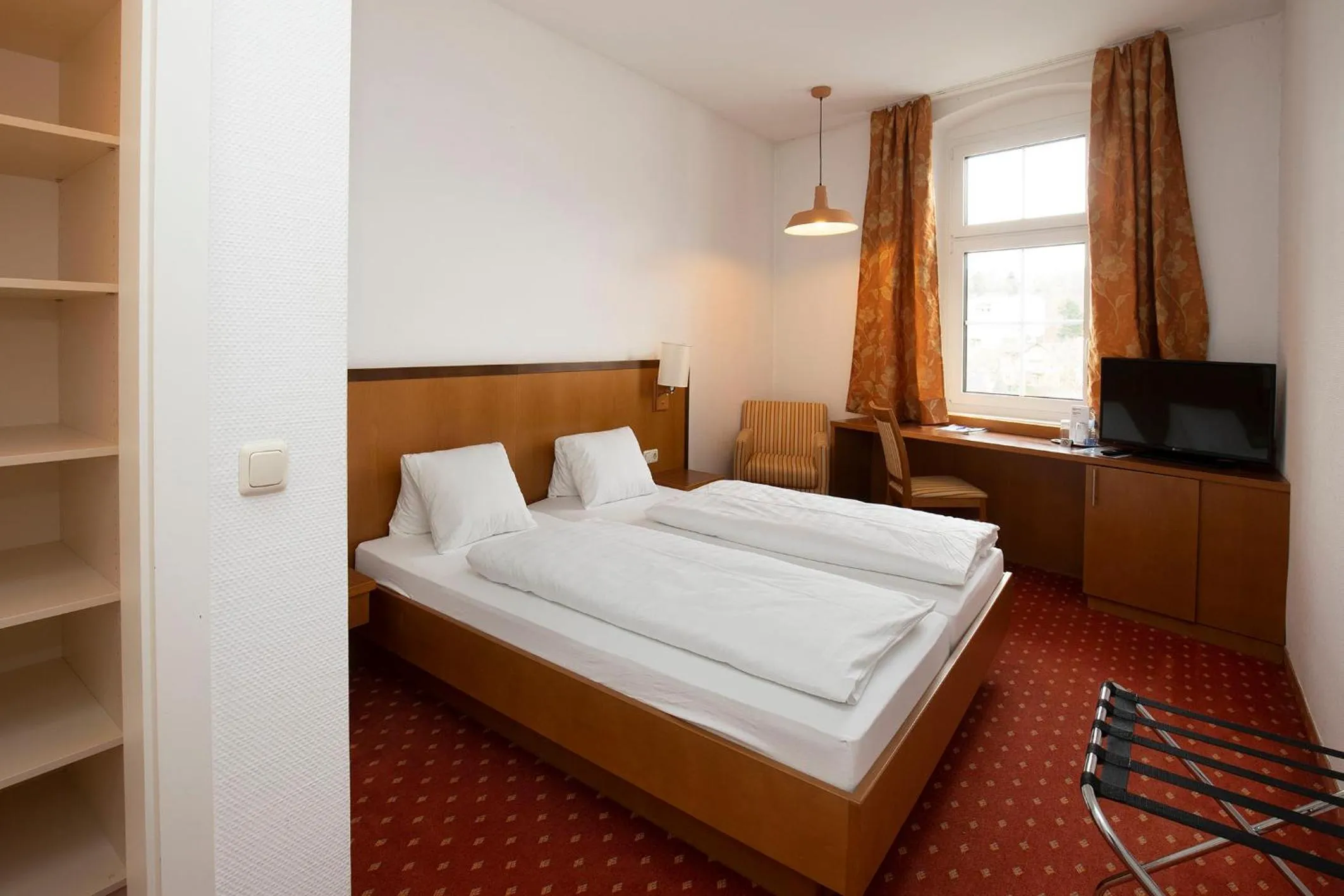 Bed in Keramikhotel Goldener Brunnen