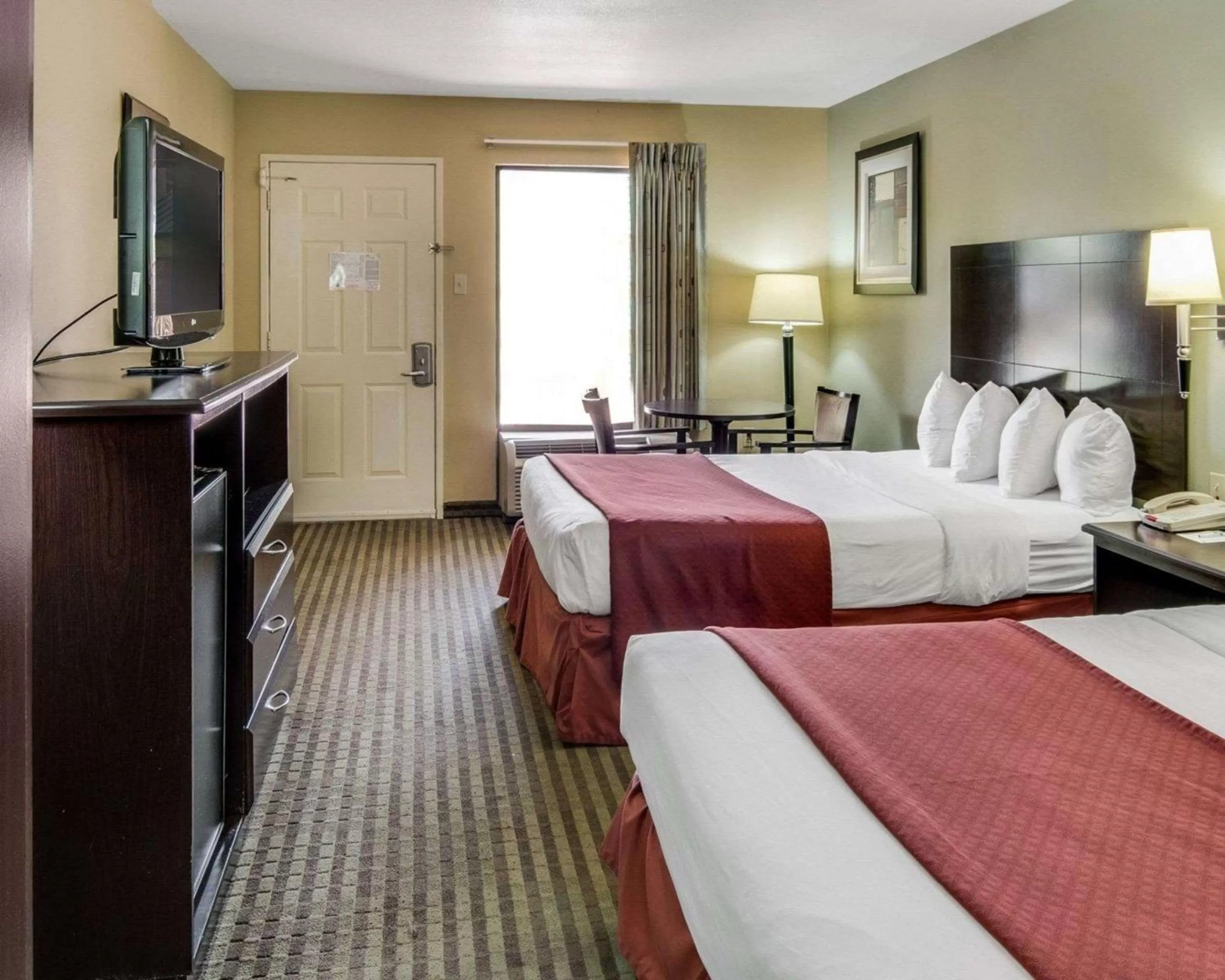 Photo of the whole room, Bed in Quality Inn Mt Pleasant