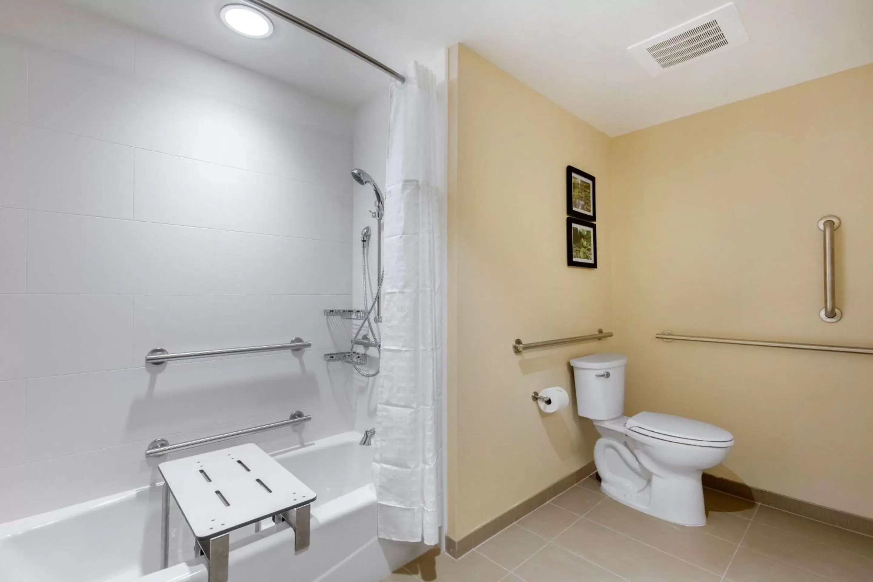 Bathroom in Comfort Inn & Suites at CrossPlex Village