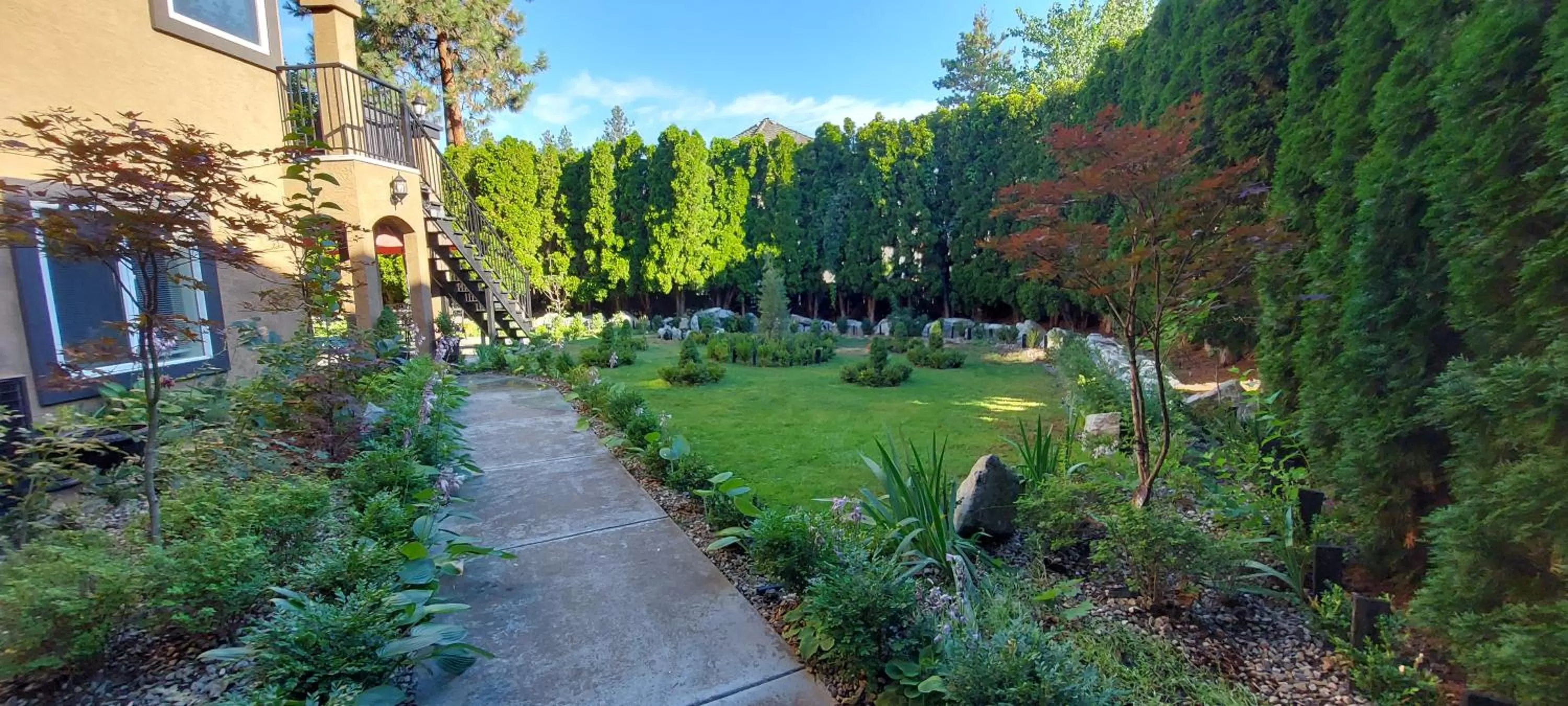 Garden in Summer Express Kelowna B&B - Villa Bellissimo Fran-Talia