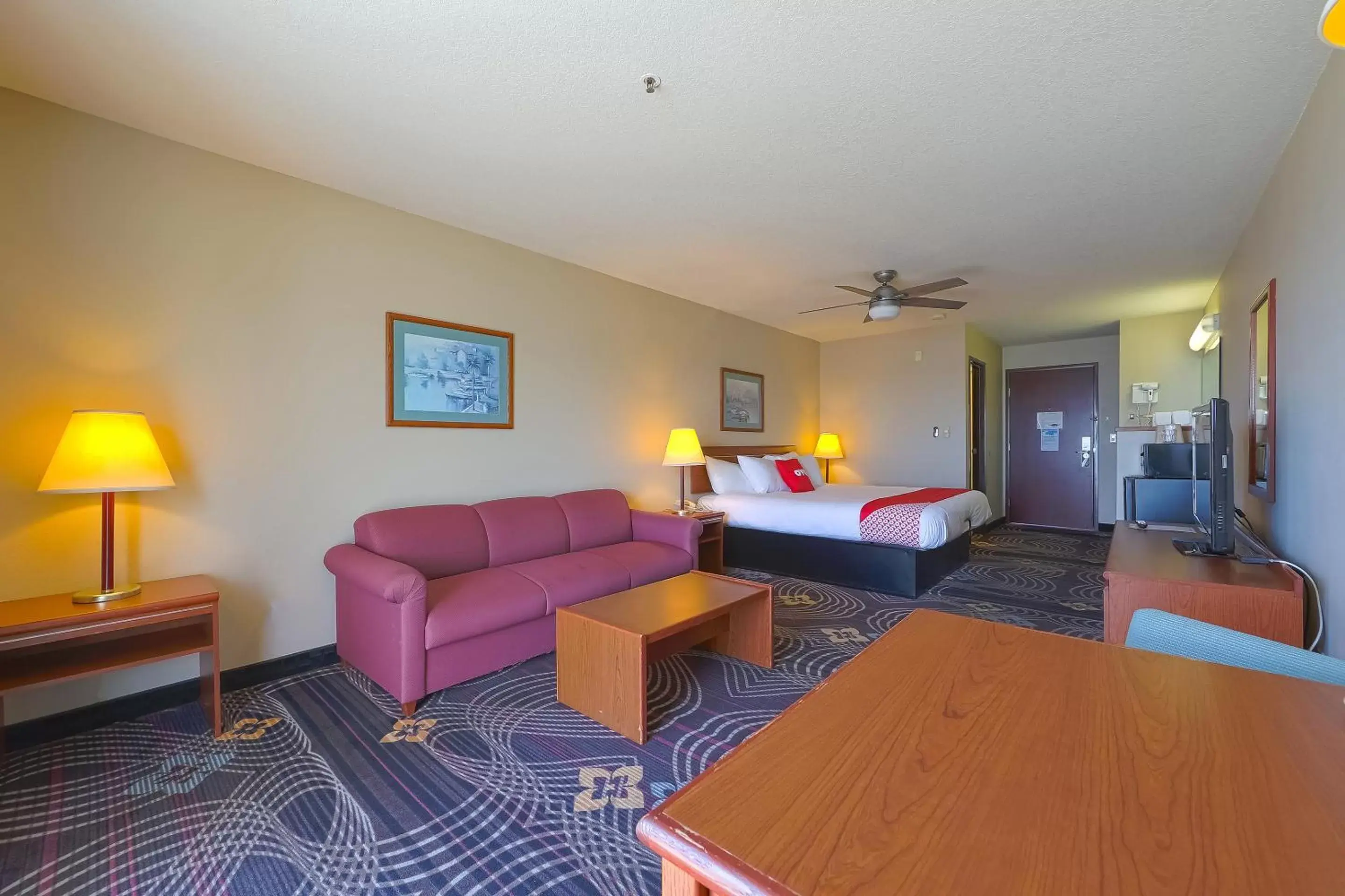 Bedroom, Seating Area in Siletz Bay Beachfront Hotel by OYO Lincoln City