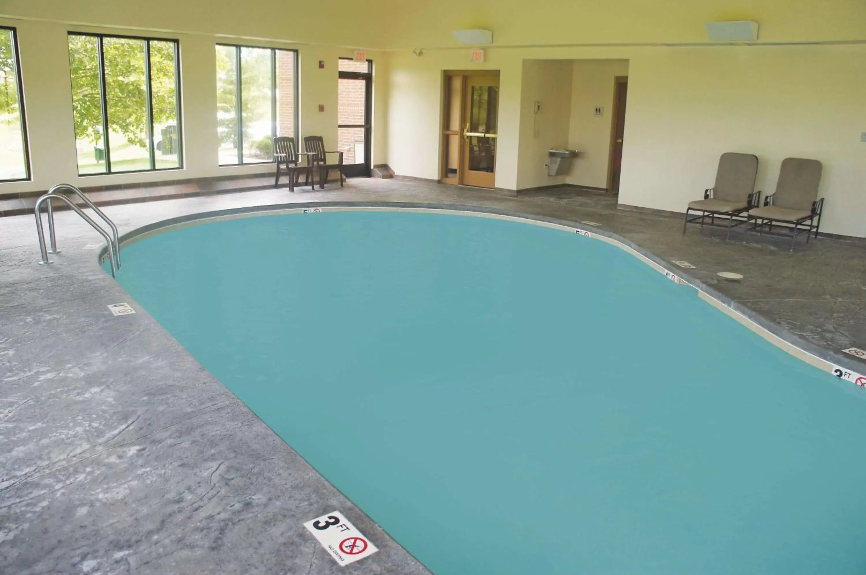 On site, Swimming Pool in La Quinta by Wyndham Springfield Airport Plaza
