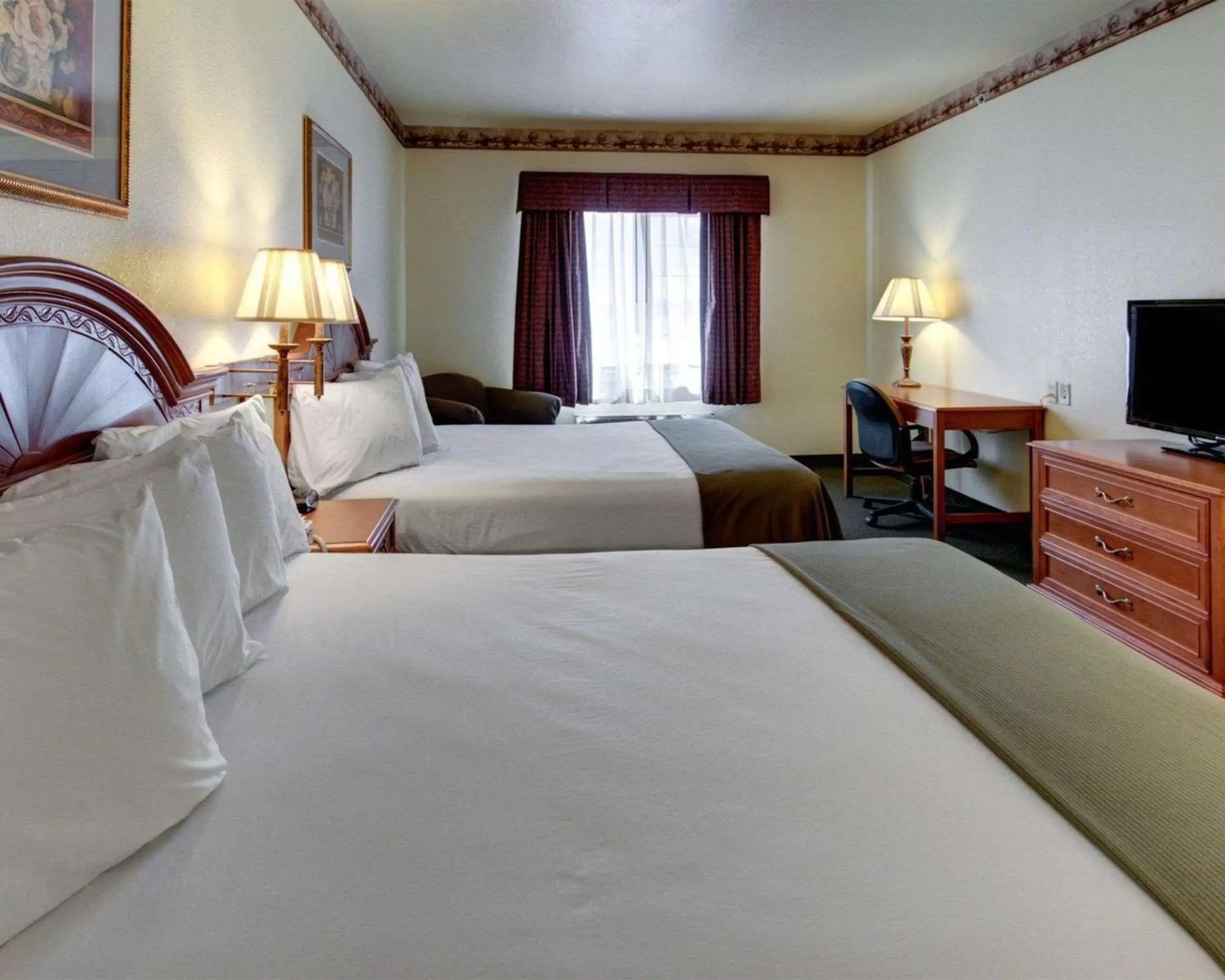 Photo of the whole room, Bed in Quality Inn & Suites - Glen Rose