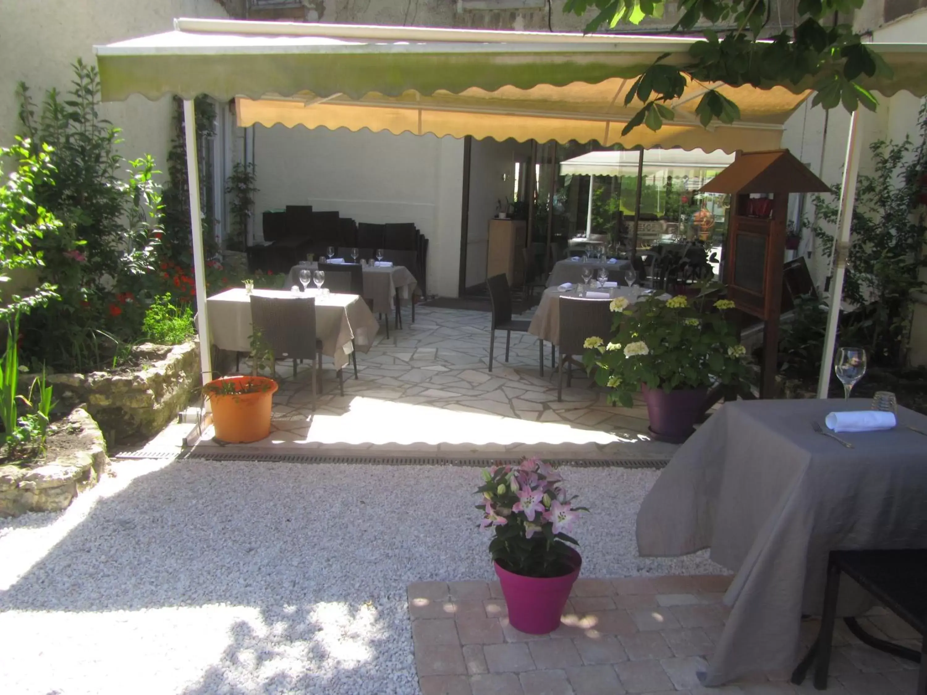 Patio, Restaurant/Places to Eat in Logis Hôtel Au Croissant