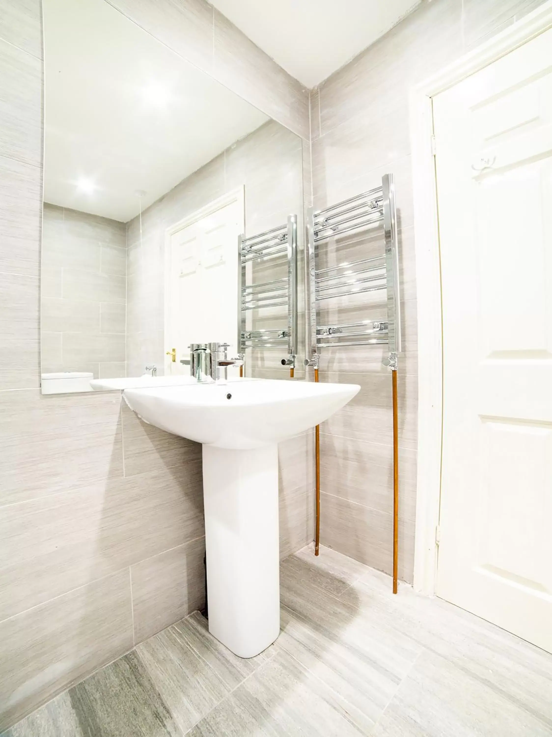 Bathroom in OYO White Horse Lodge Hotel, East Thirsk