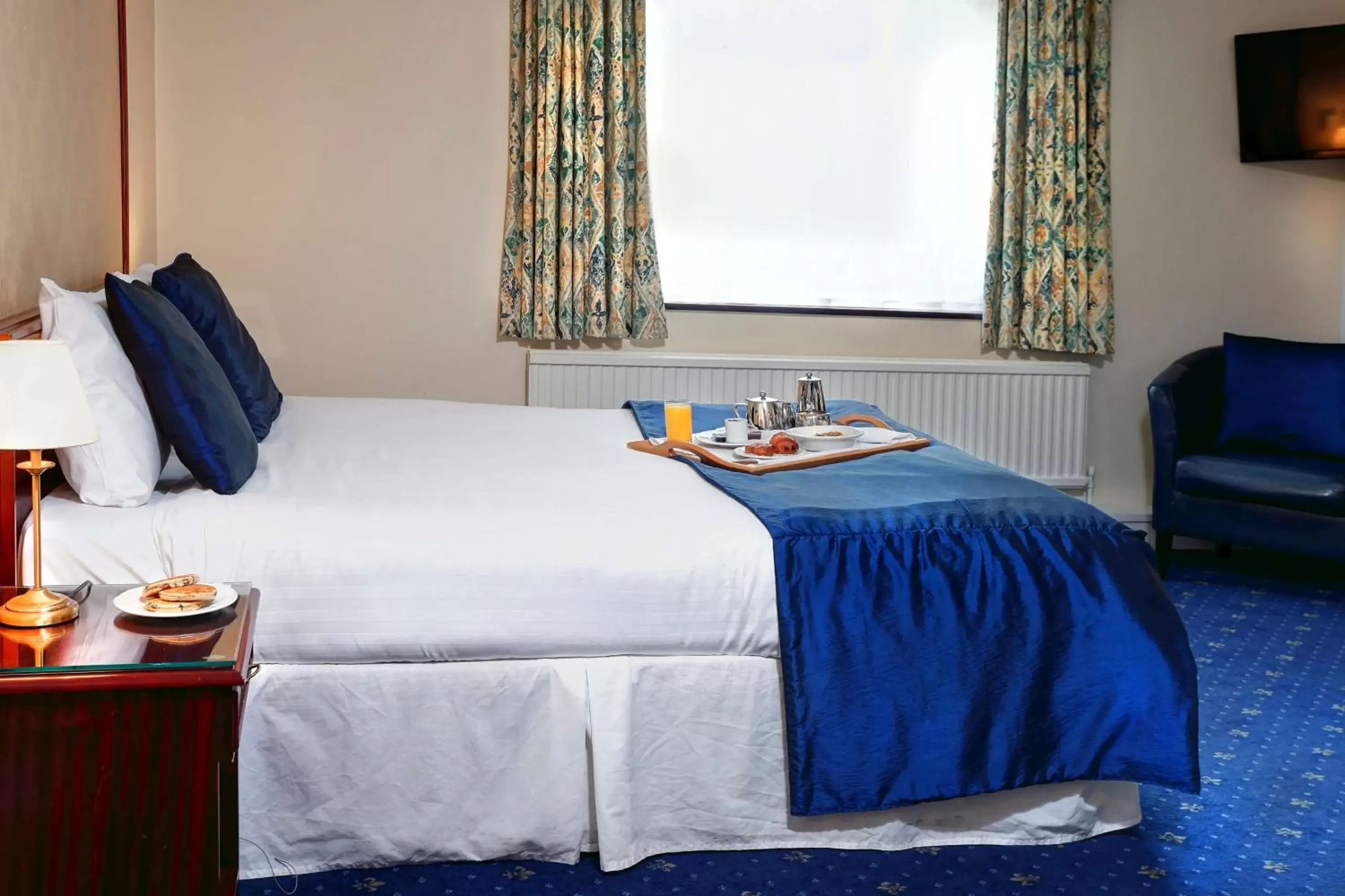 Photo of the whole room, Bed in Best Western Heronston Hotel & Spa