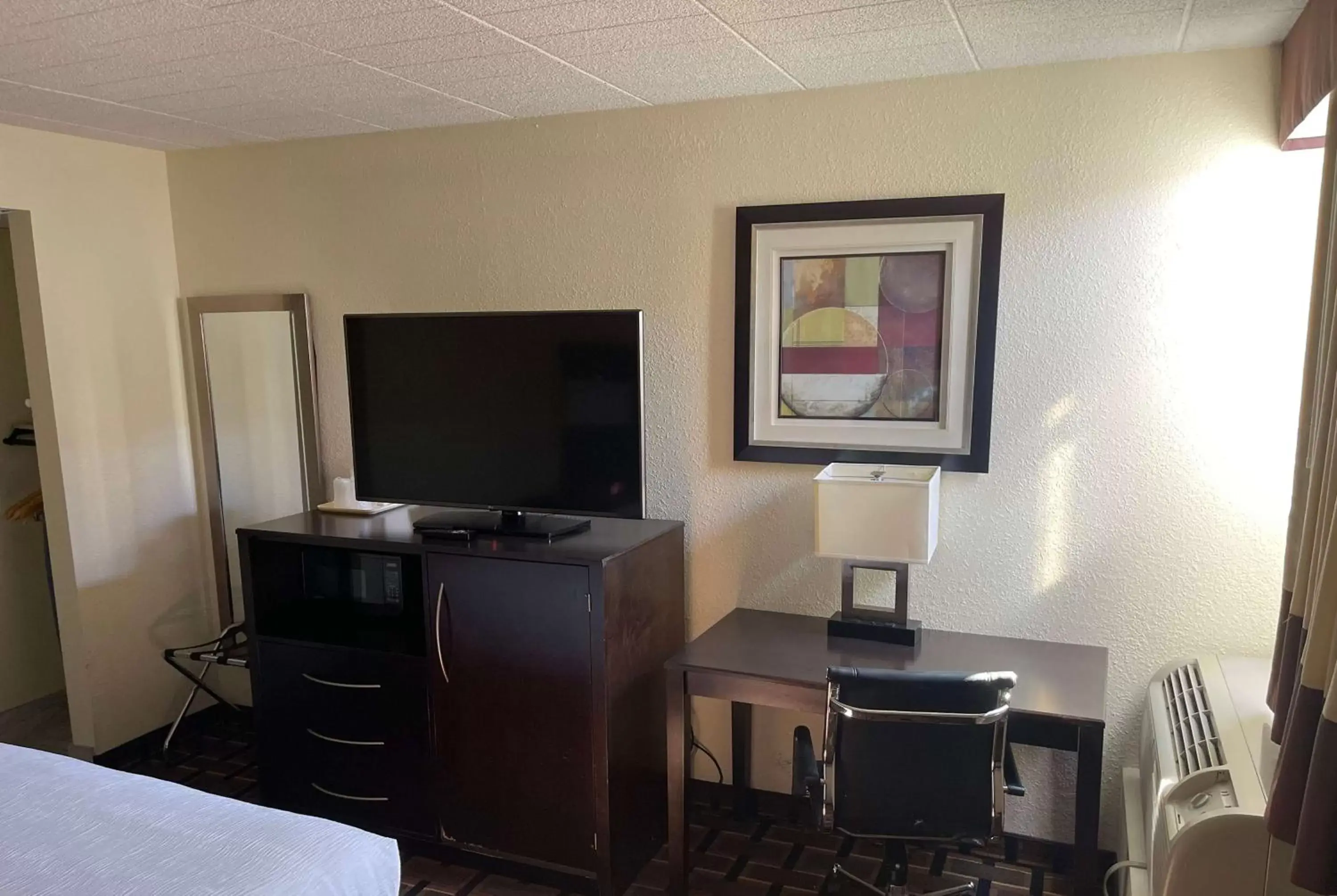 Photo of the whole room, TV/Entertainment Center in Baymont by Wyndham Dunmore