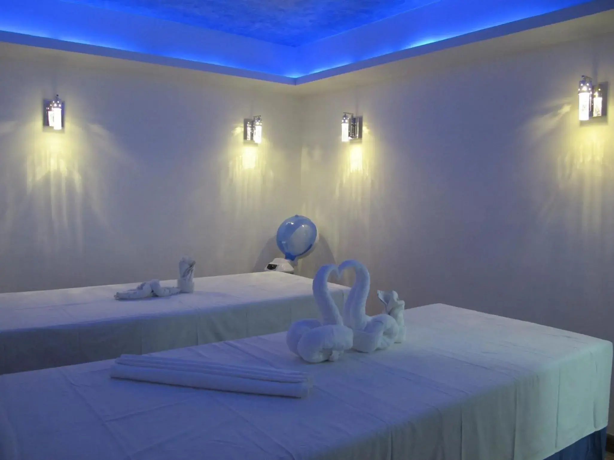 Spa and wellness centre/facilities, Bed in Royal Penguin Boutique Hotel & Spa