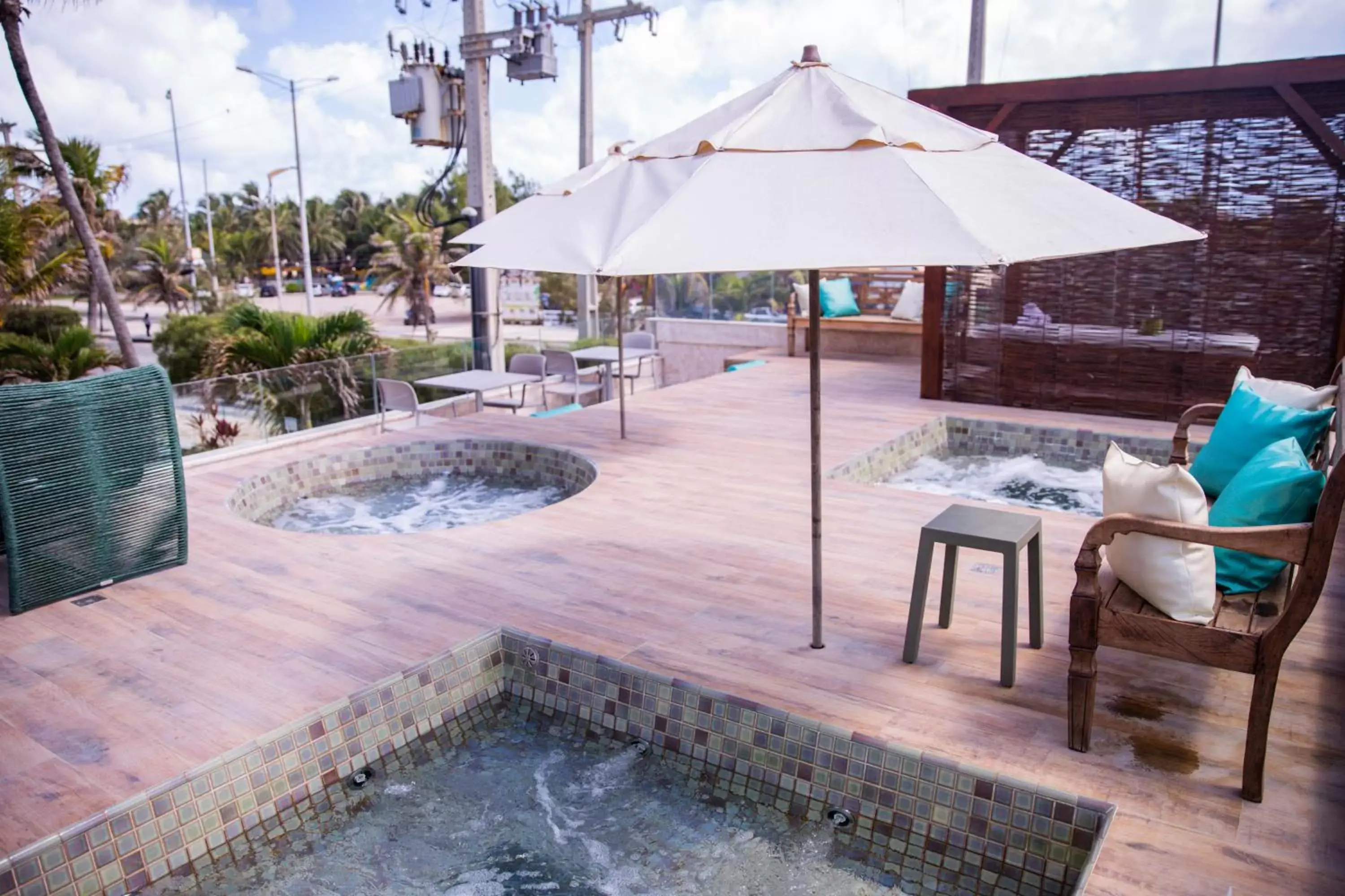 Hot Tub, Swimming Pool in Crocobeach Hotel