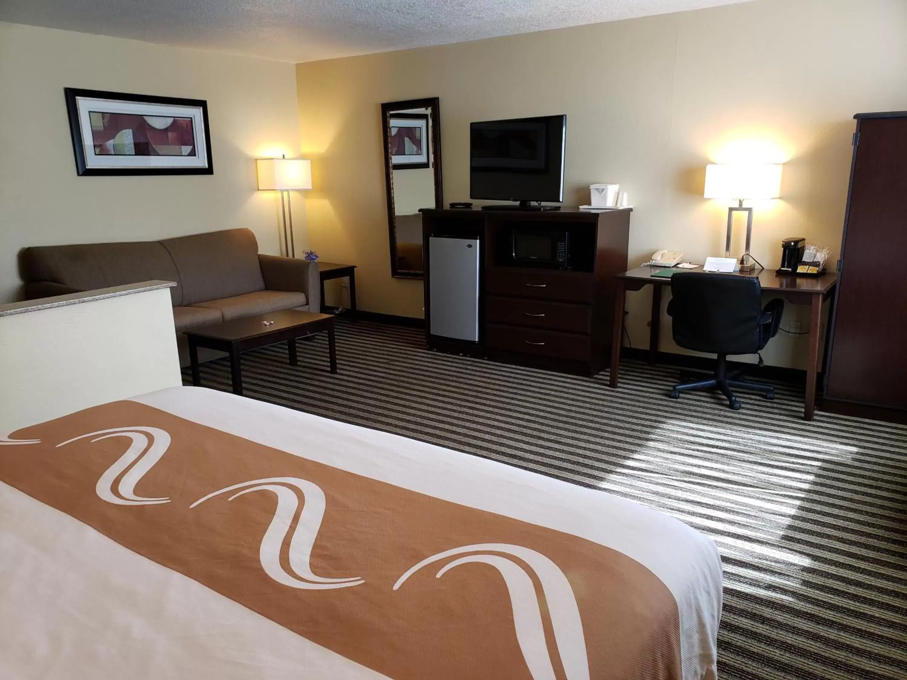 TV and multimedia, TV/Entertainment Center in Quality Inn & Suites Vancouver