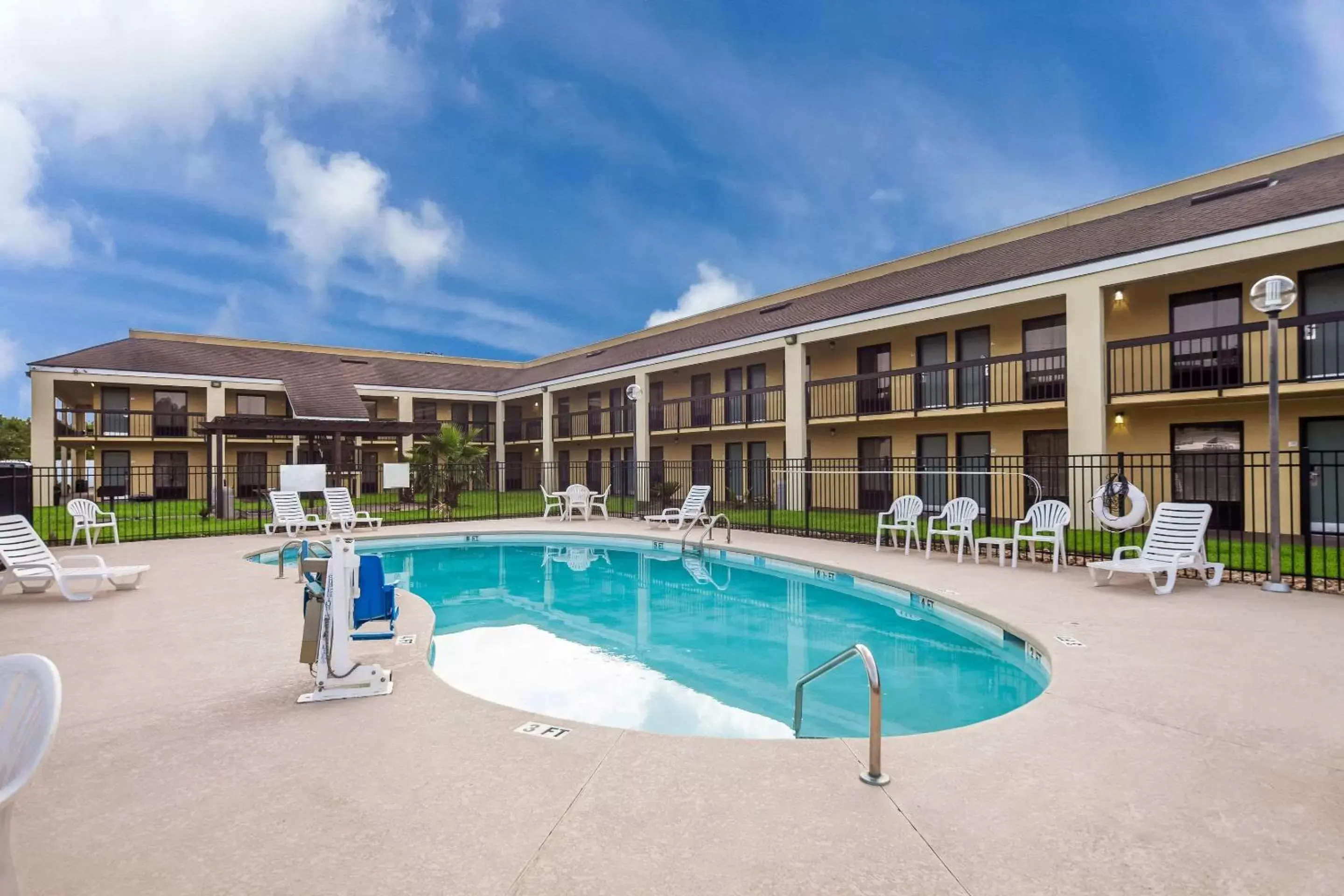 Swimming Pool in Quality Inn Coliseum