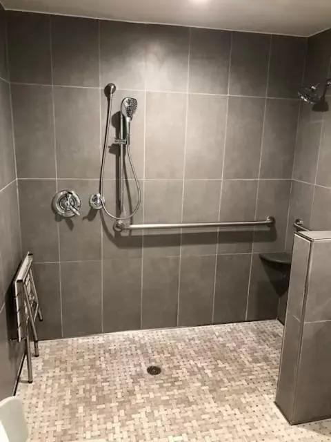Bathroom in Hotel Parmani