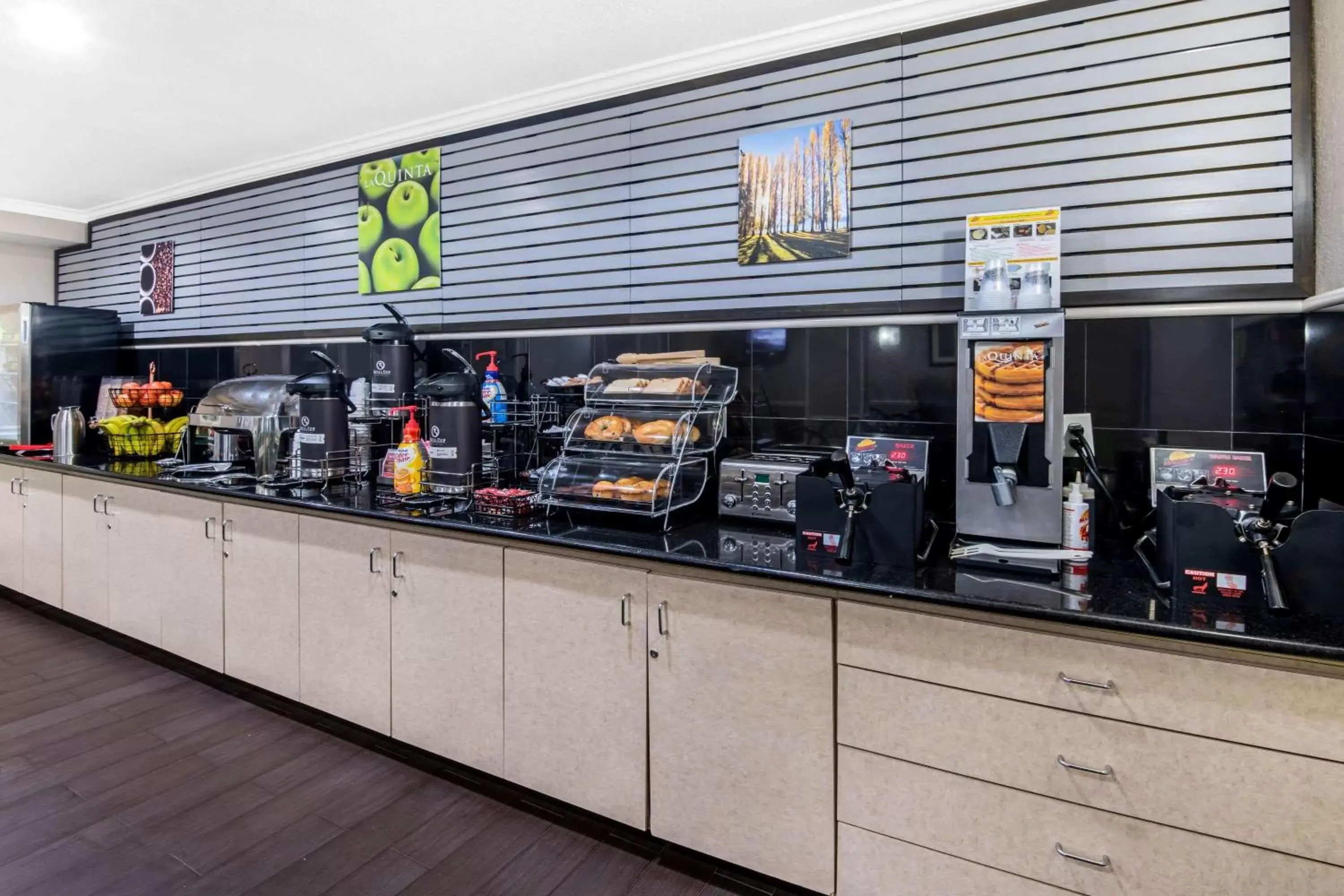 Restaurant/places to eat in La Quinta Inn by Wyndham San Antonio Brooks City Base Restaurant/places to eat in La Quinta Inn by Wyndham San Antonio Brooks City Base