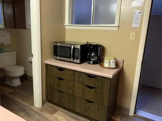 Coffee/tea facilities, Kitchen/Kitchenette in Carr's Northside Hotel and Cottages