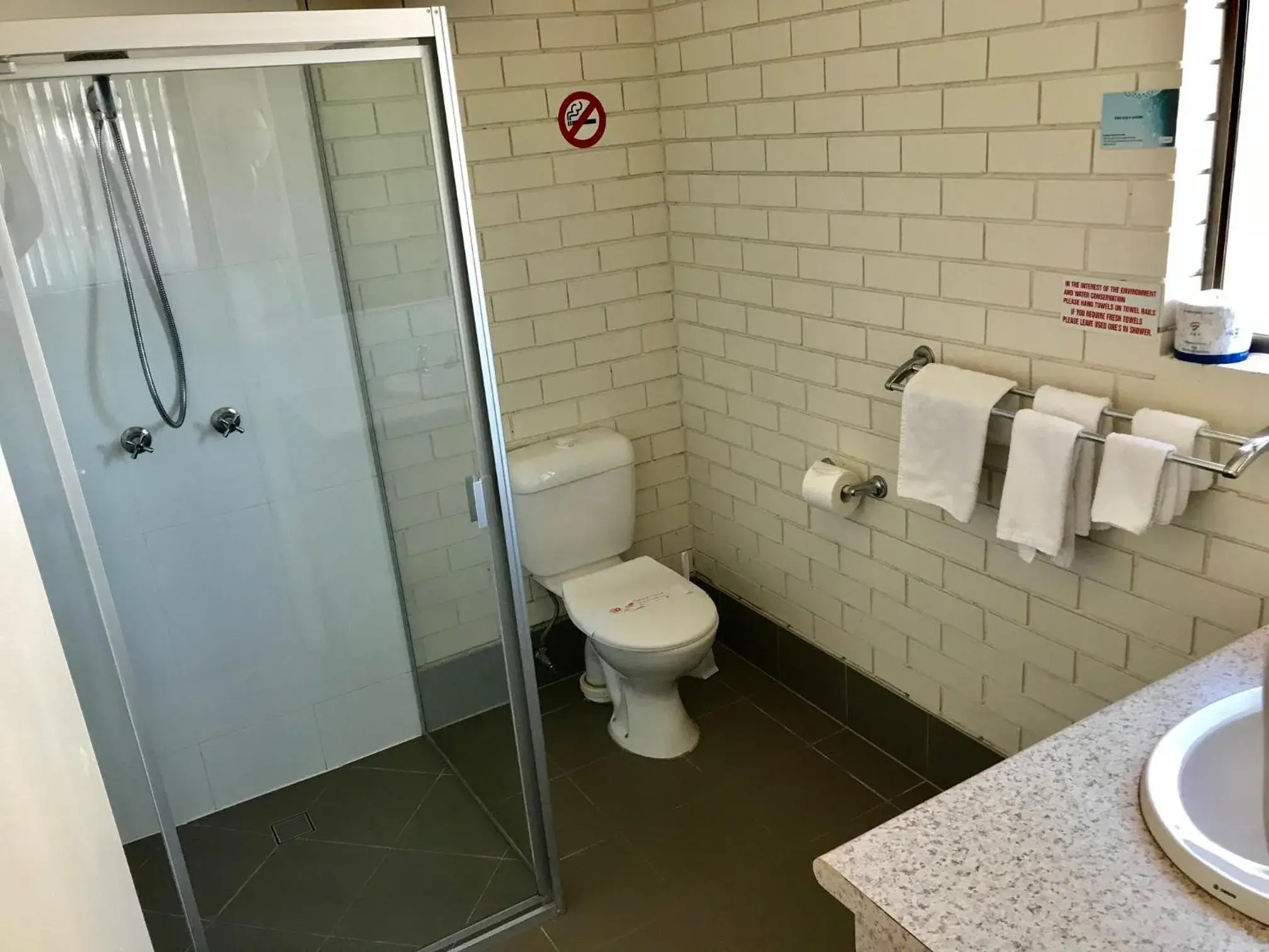 Shower, Bathroom in Cleveland Bay Air Motel