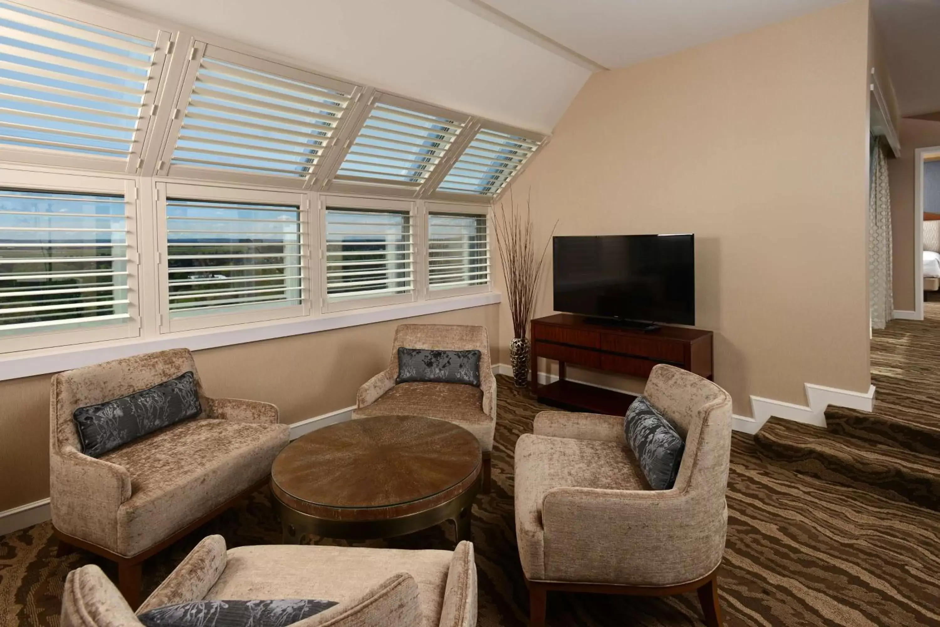 Living room, Seating Area in The Inverness Denver, a Hilton Golf & Spa Resort