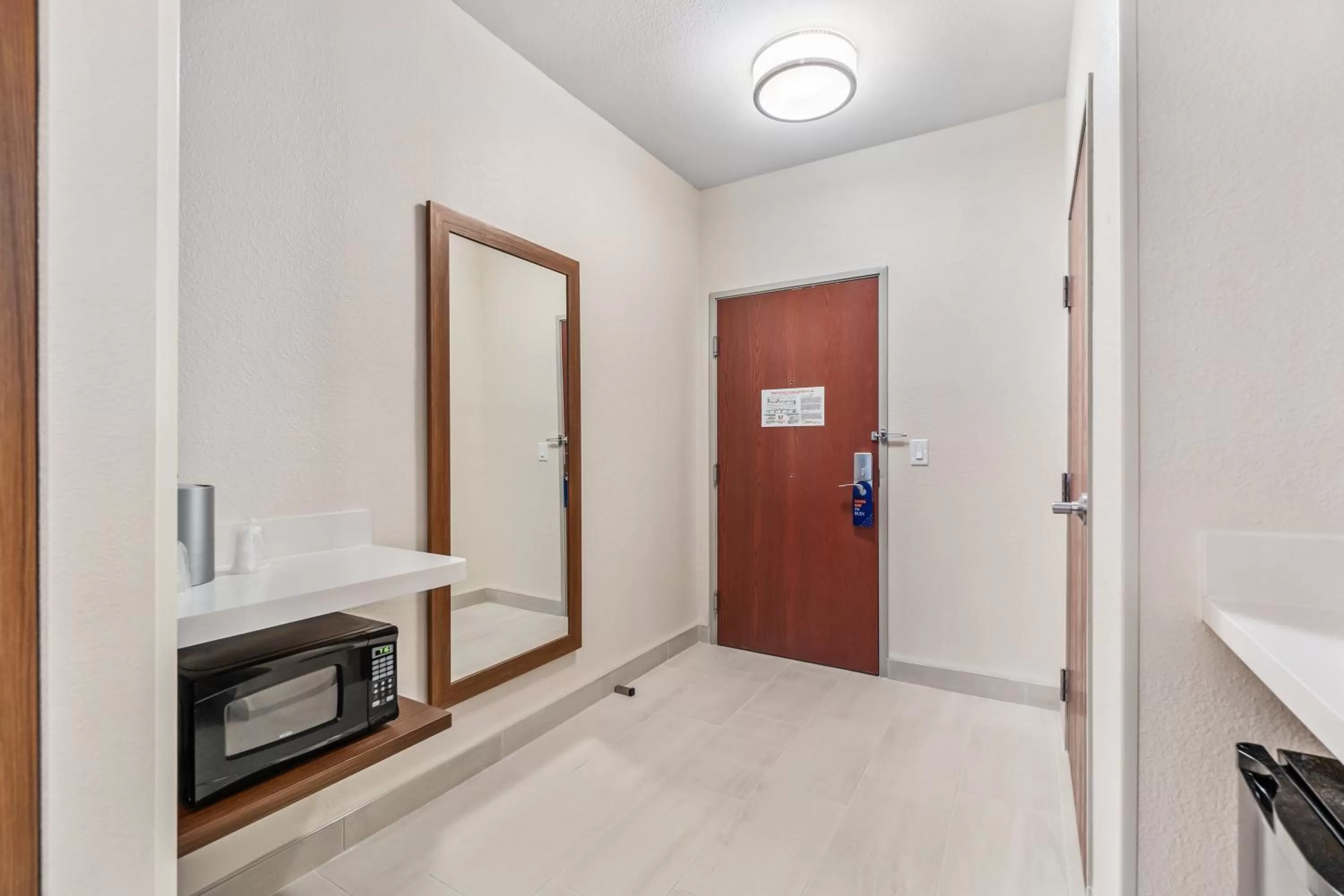 Photo of the whole room, Kitchen/Kitchenette in Holiday Inn Express & Suites Van Buren-Fort Smith Area, an IHG Hotel