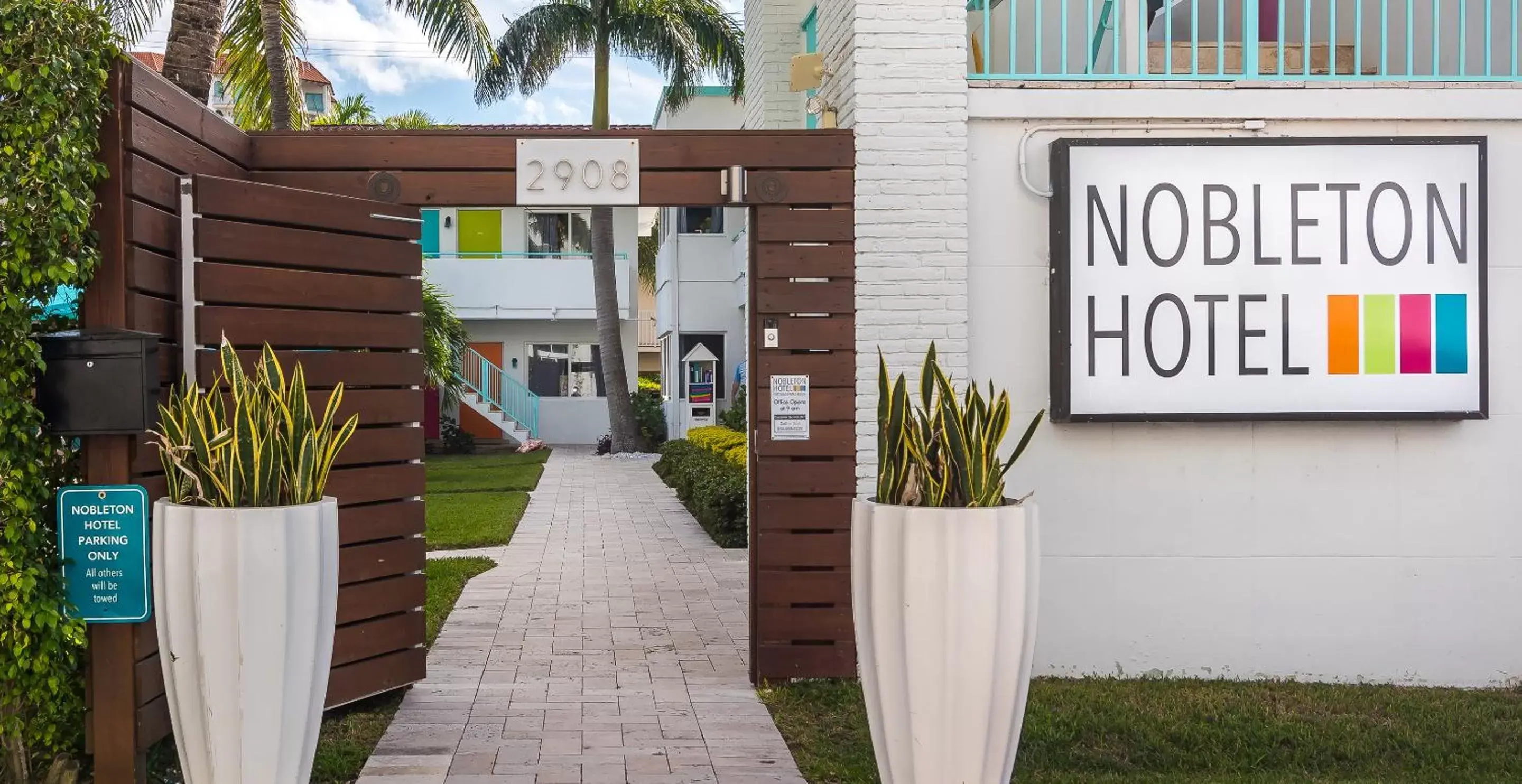 Facade/entrance in Nobleton Hotel