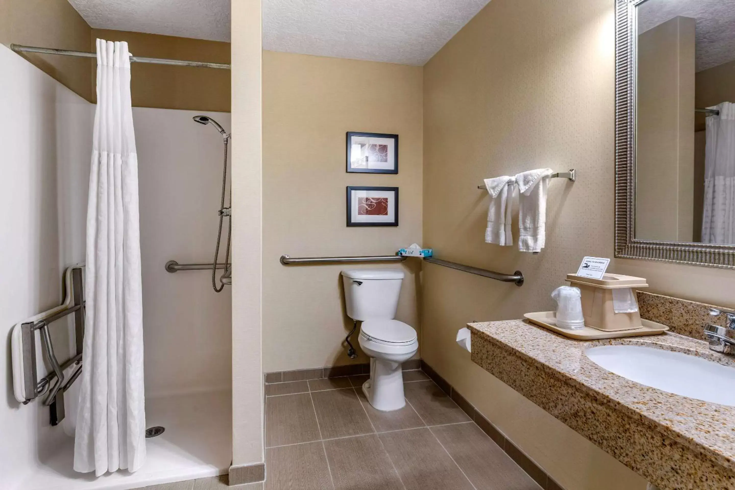 Photo of the whole room, Bathroom in Comfort Suites Linn County Fairground and Expo