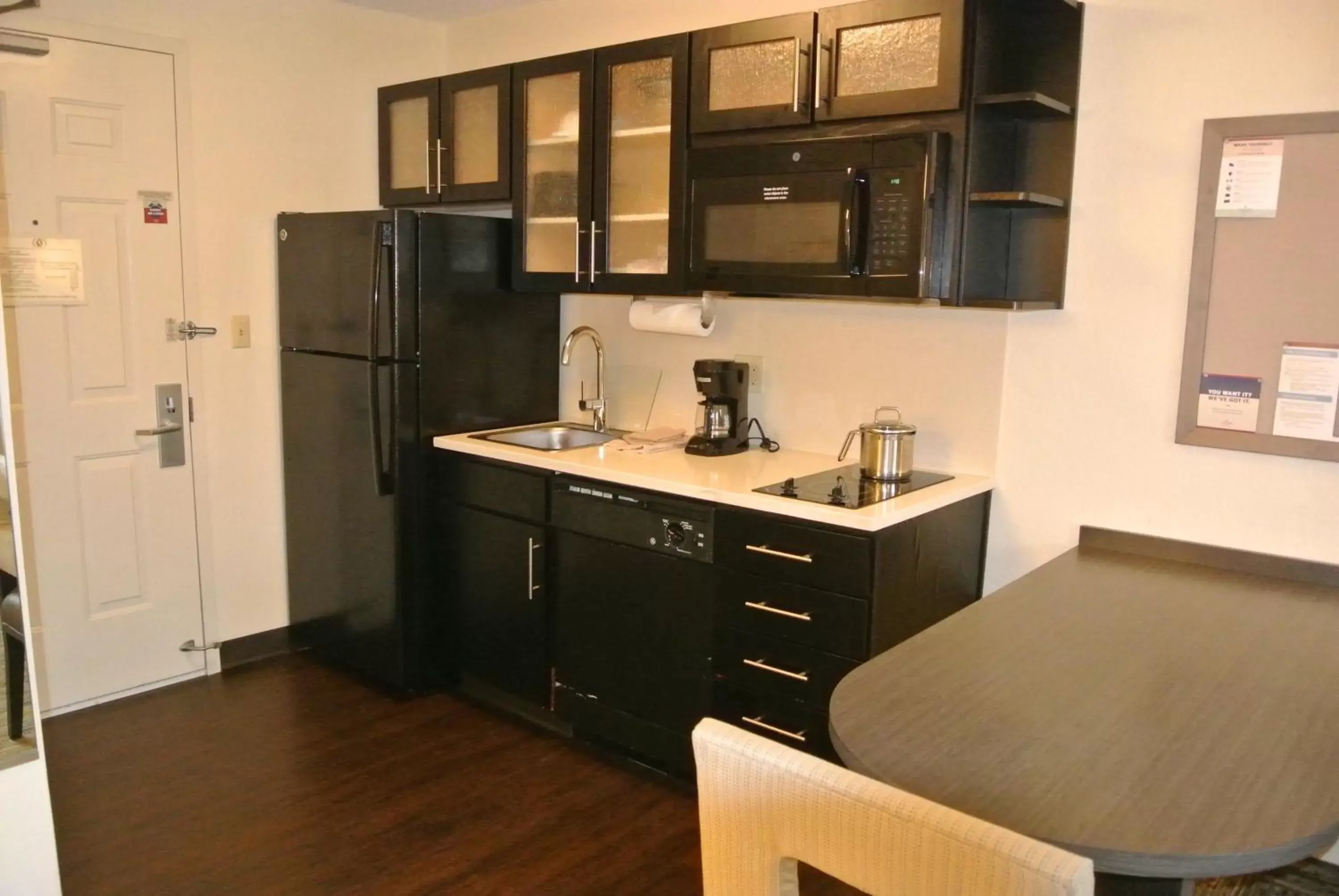 Photo of the whole room, Kitchen/Kitchenette in Candlewood Suites Washington-Fairfax, an IHG Hotel
