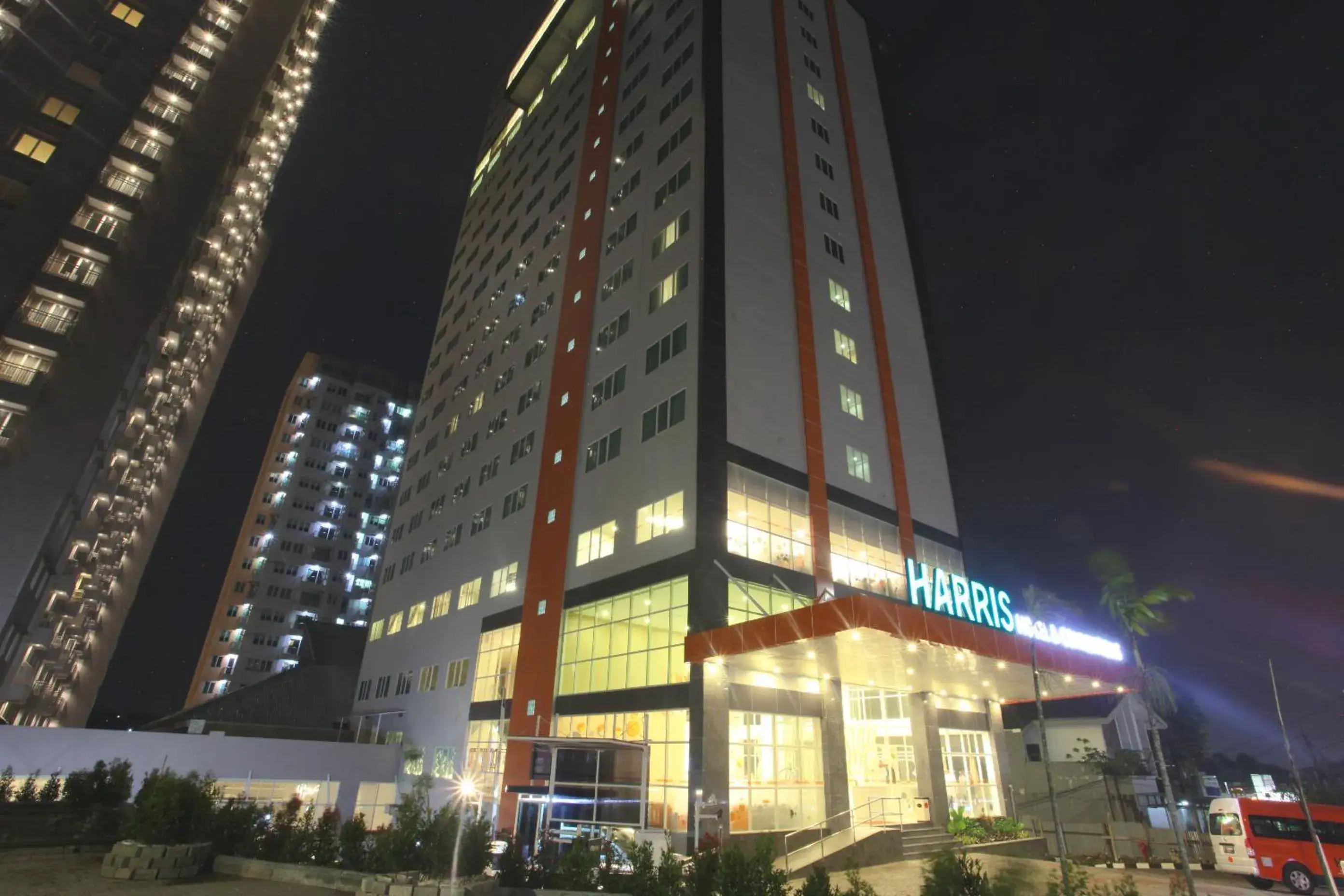 Facade/entrance, Property Building in Harris Hotel And Conventions Ciumbuleuit - Bandung