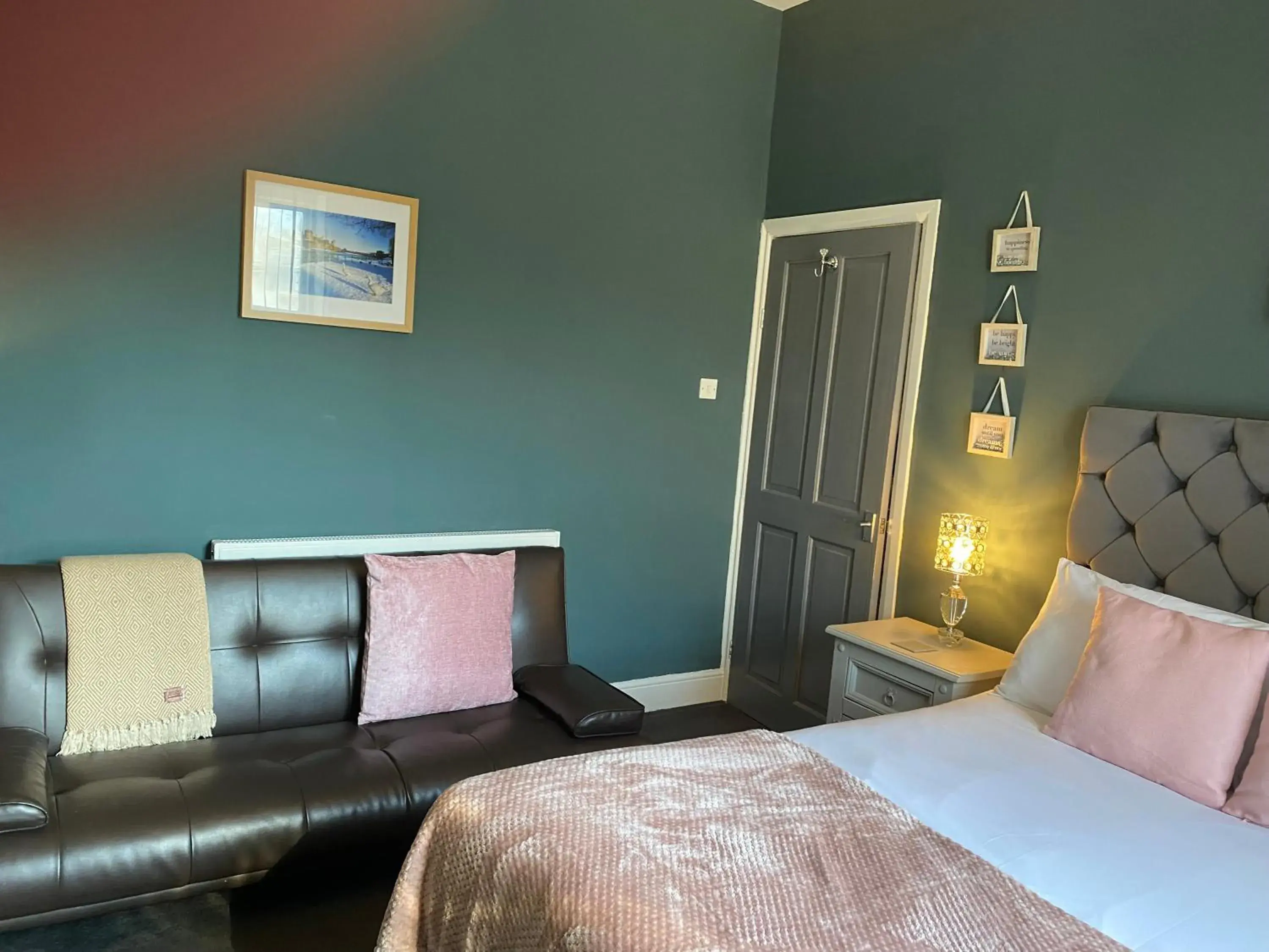 Bedroom, Bed in Inn Cardiff