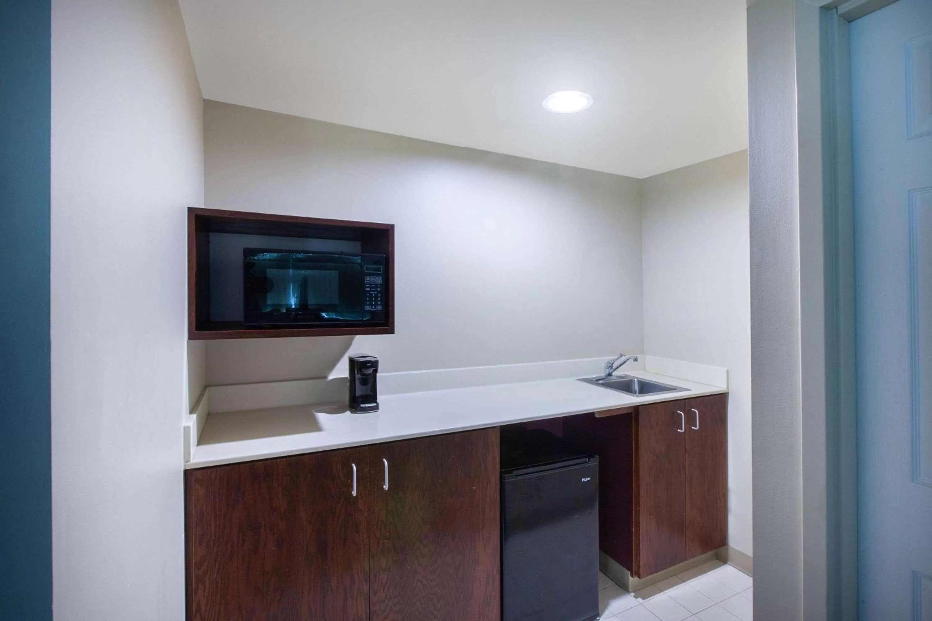 Kitchen or kitchenette in Wingate by Wyndham Oklahoma City Airport