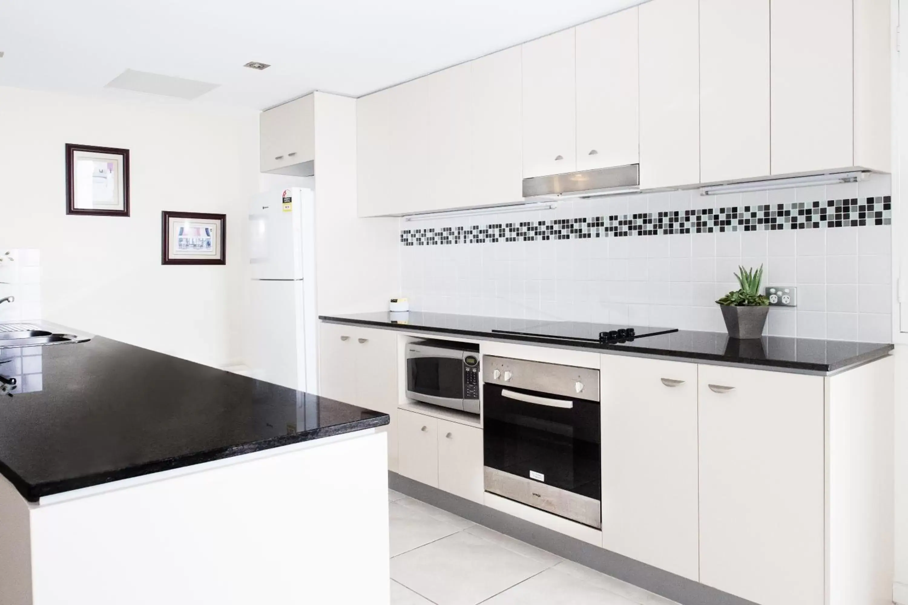 Kitchen or kitchenette, Kitchen/Kitchenette in Ocean Views Resort Caloundra