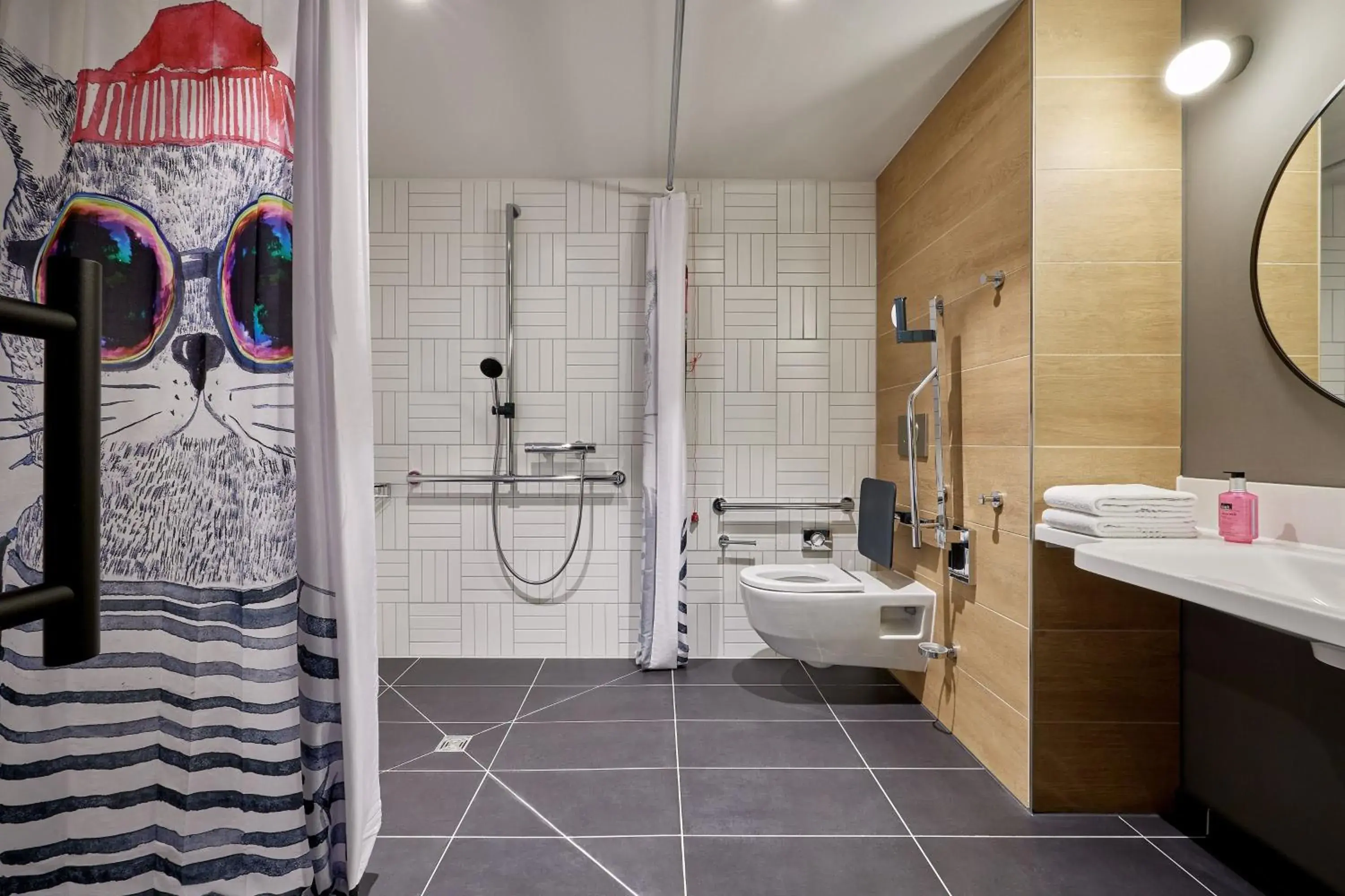 Photo of the whole room, Bathroom in Moxy Cologne Muelheim