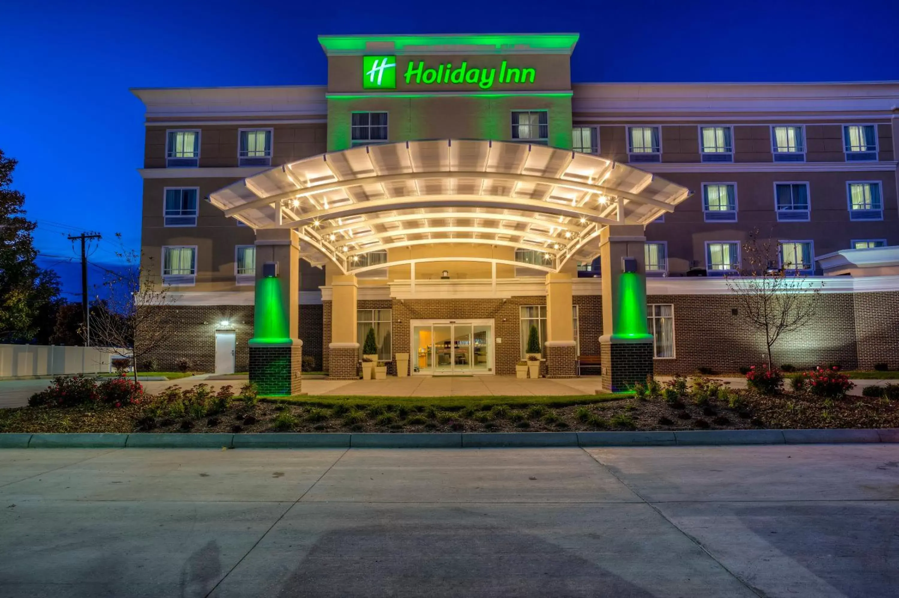 Property Building in Holiday Inn Richmond, an IHG Hotel