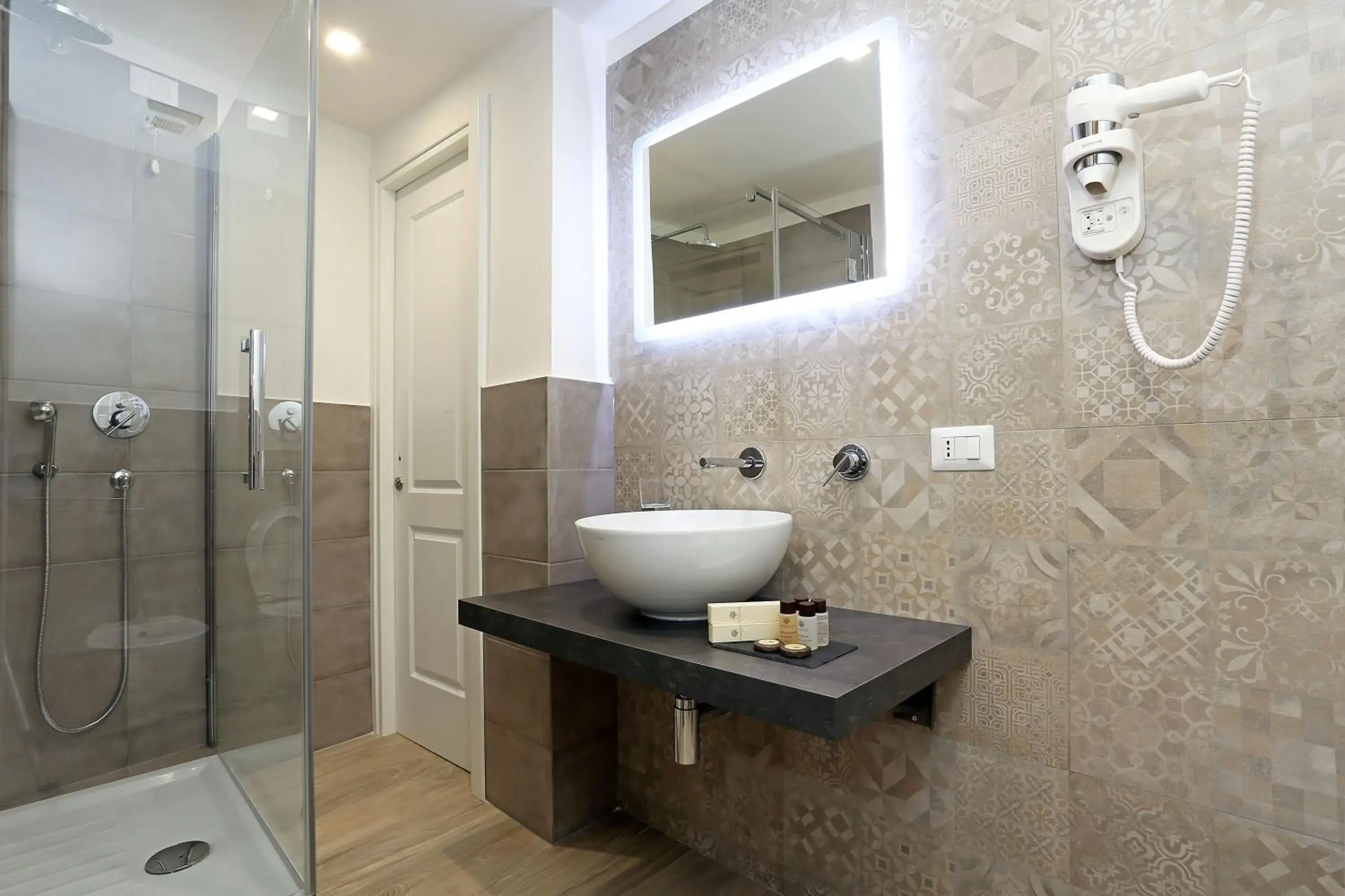 Shower, Bathroom in Capricci Romani