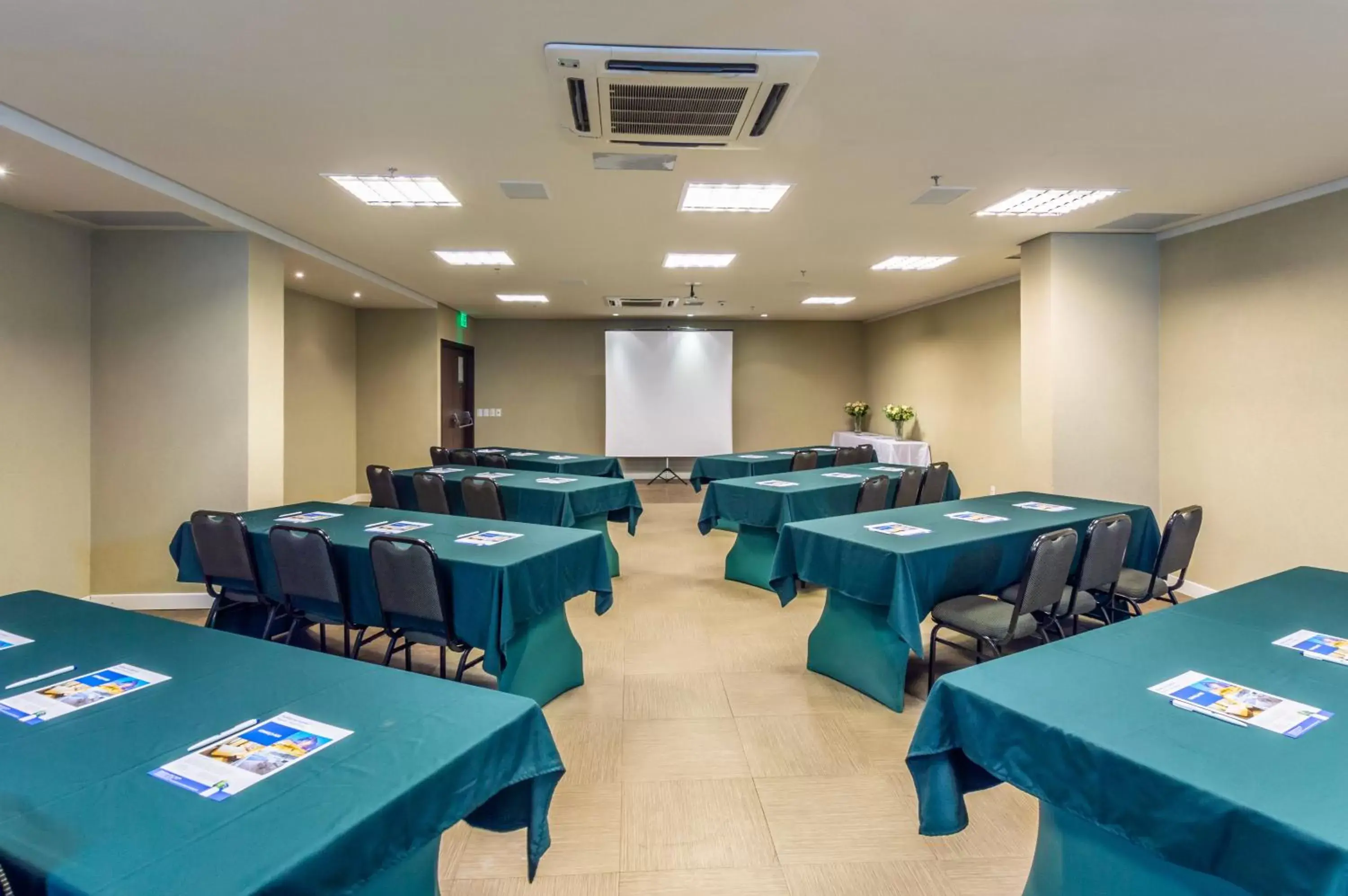 Meeting/conference room in Holiday Inn Express Maceió, an IHG Hotel
