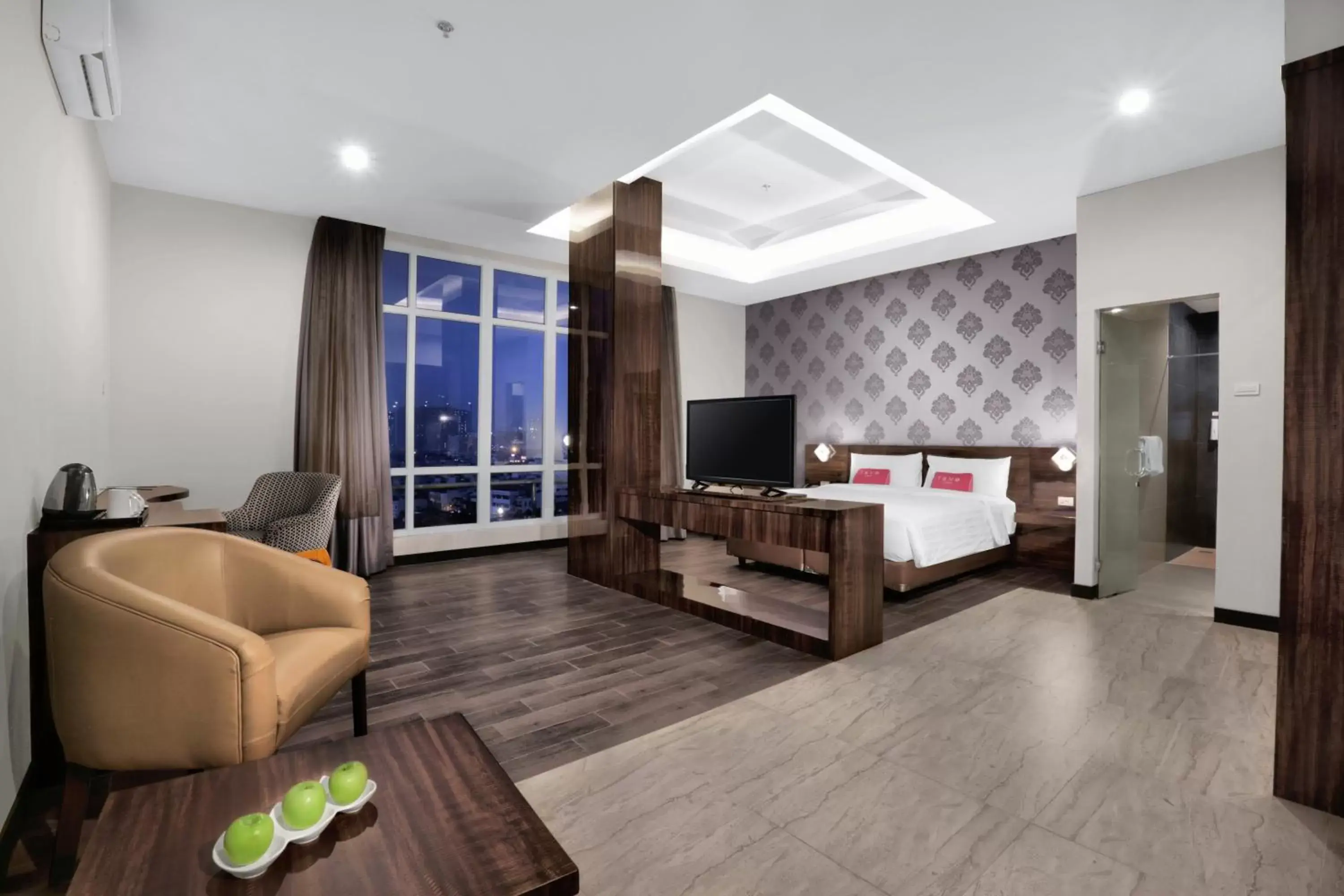 Bedroom, TV/Entertainment Center in favehotel S. Parman Medan