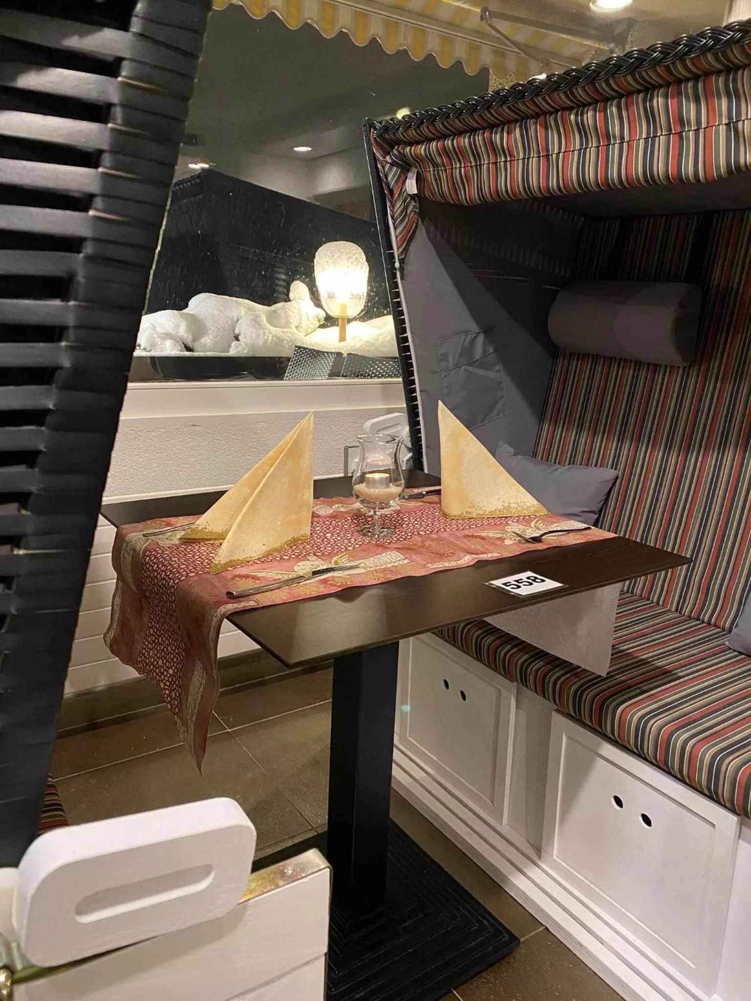 Restaurant/places to eat in Hotel Crystal