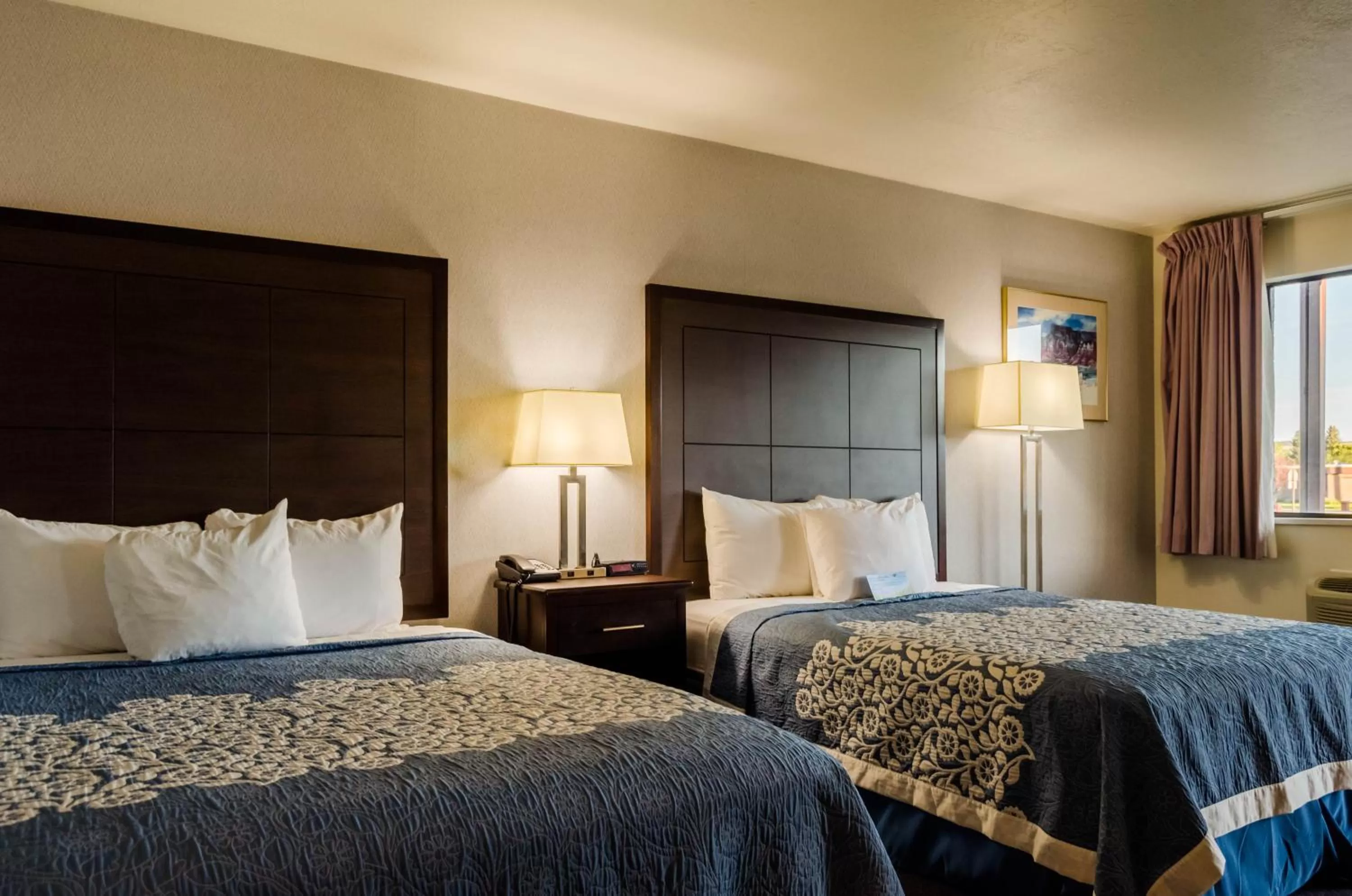 Bed in Econo Lodge Panguitch near Bryce Canyon