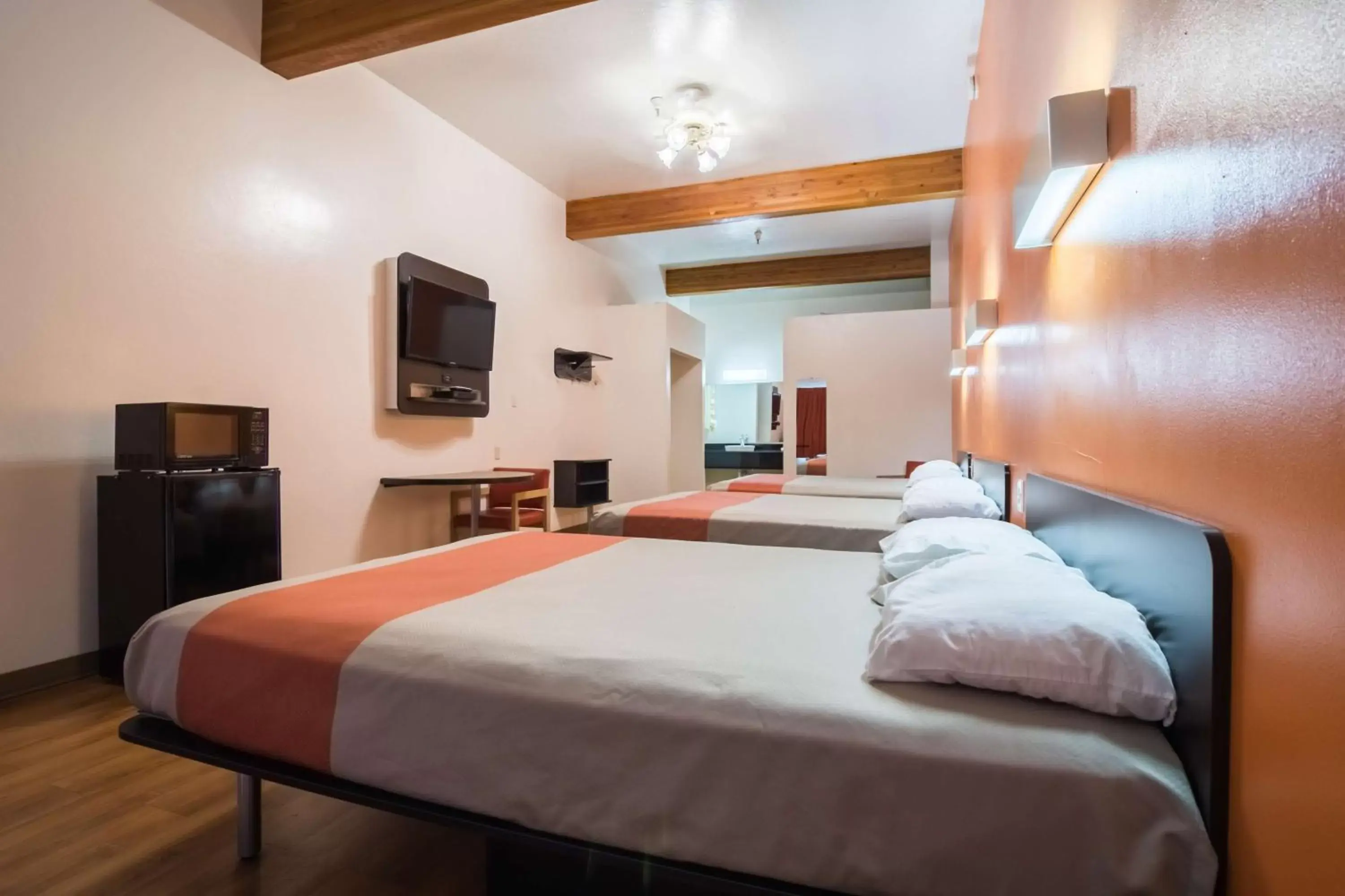 TV and multimedia, Bed in Motel 6-Globe, AZ