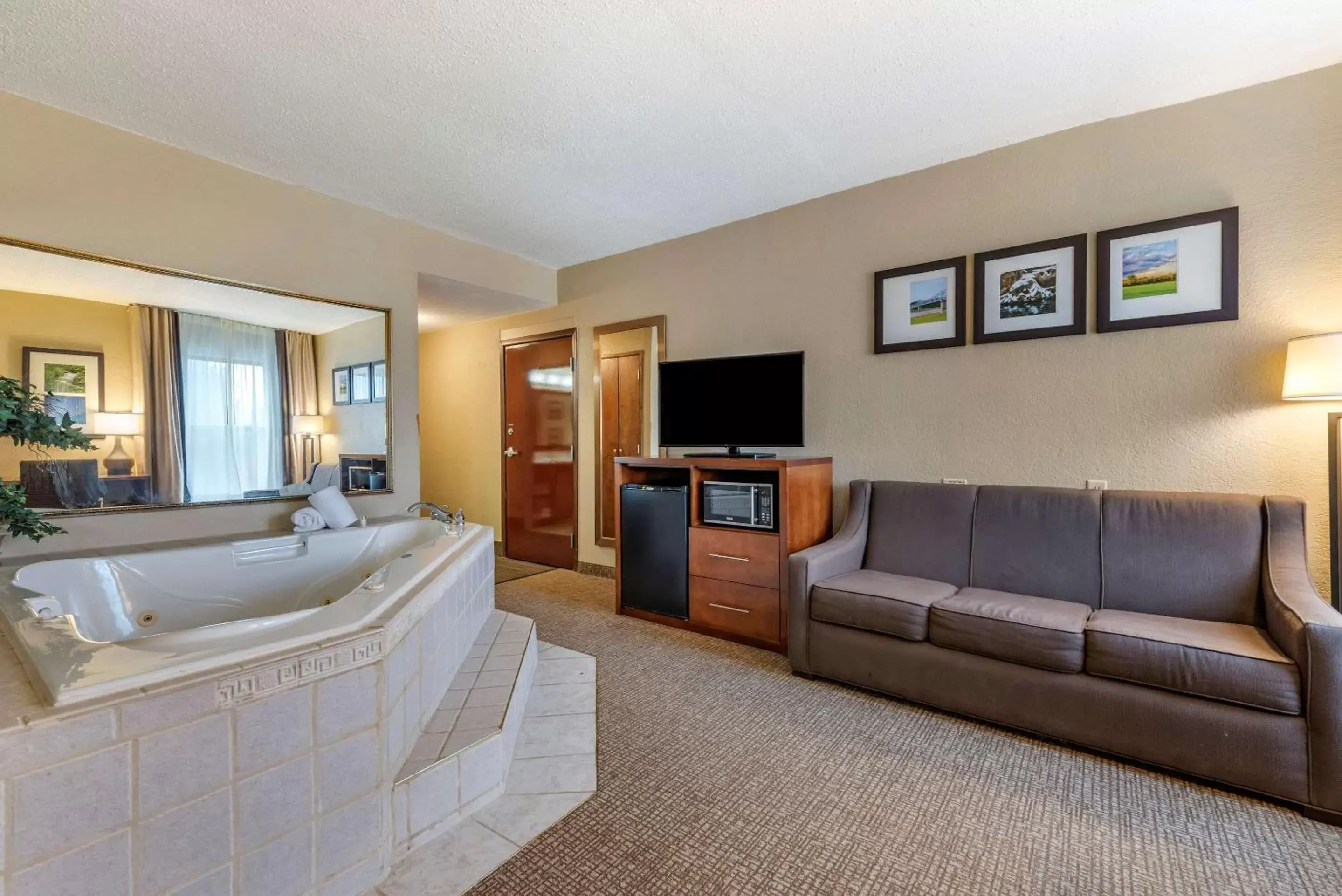 Photo of the whole room, Seating Area in Comfort Inn Madison