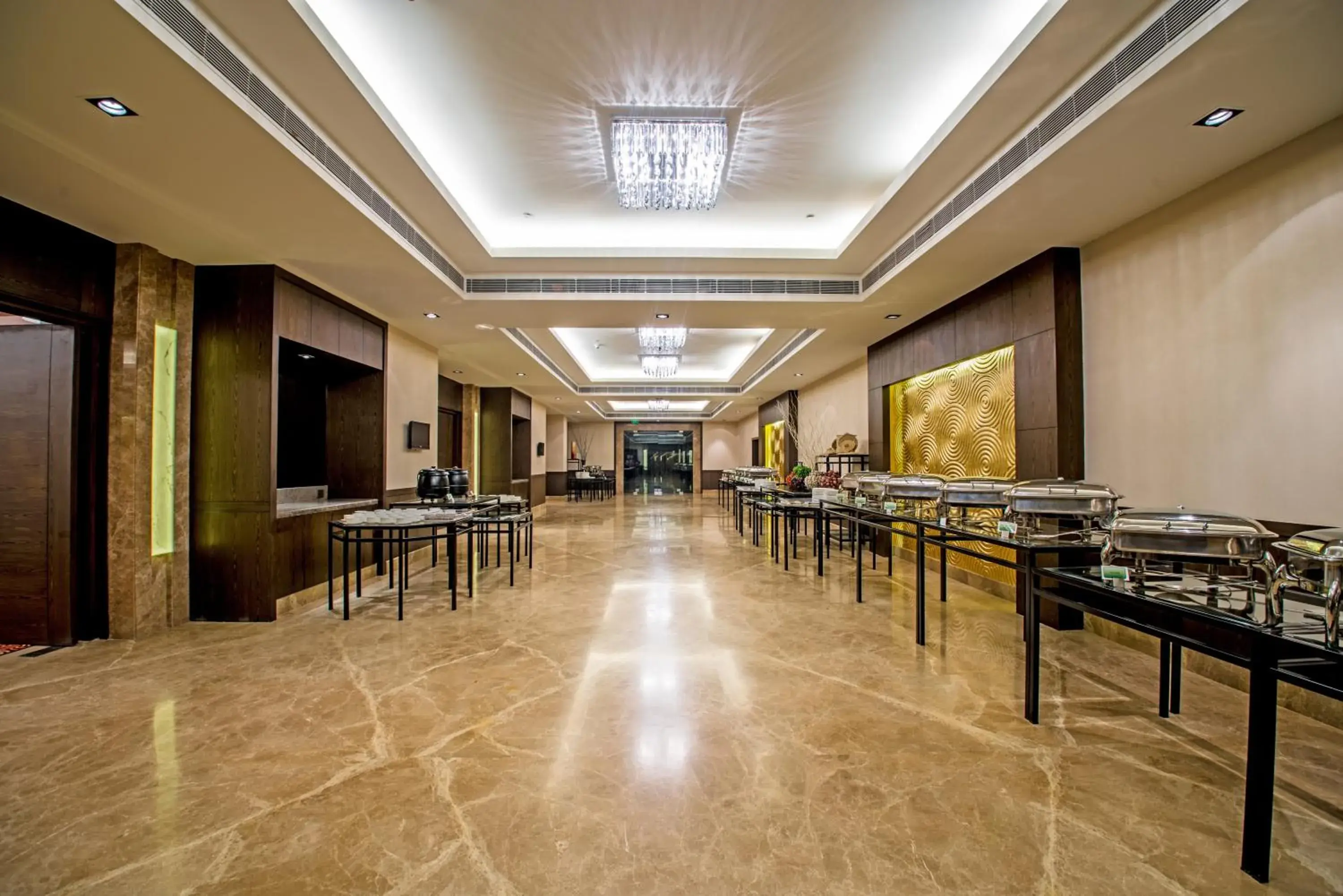 Meeting/conference room, Restaurant/Places to Eat in Holiday Inn Amritsar Ranjit Avenue, an IHG Hotel